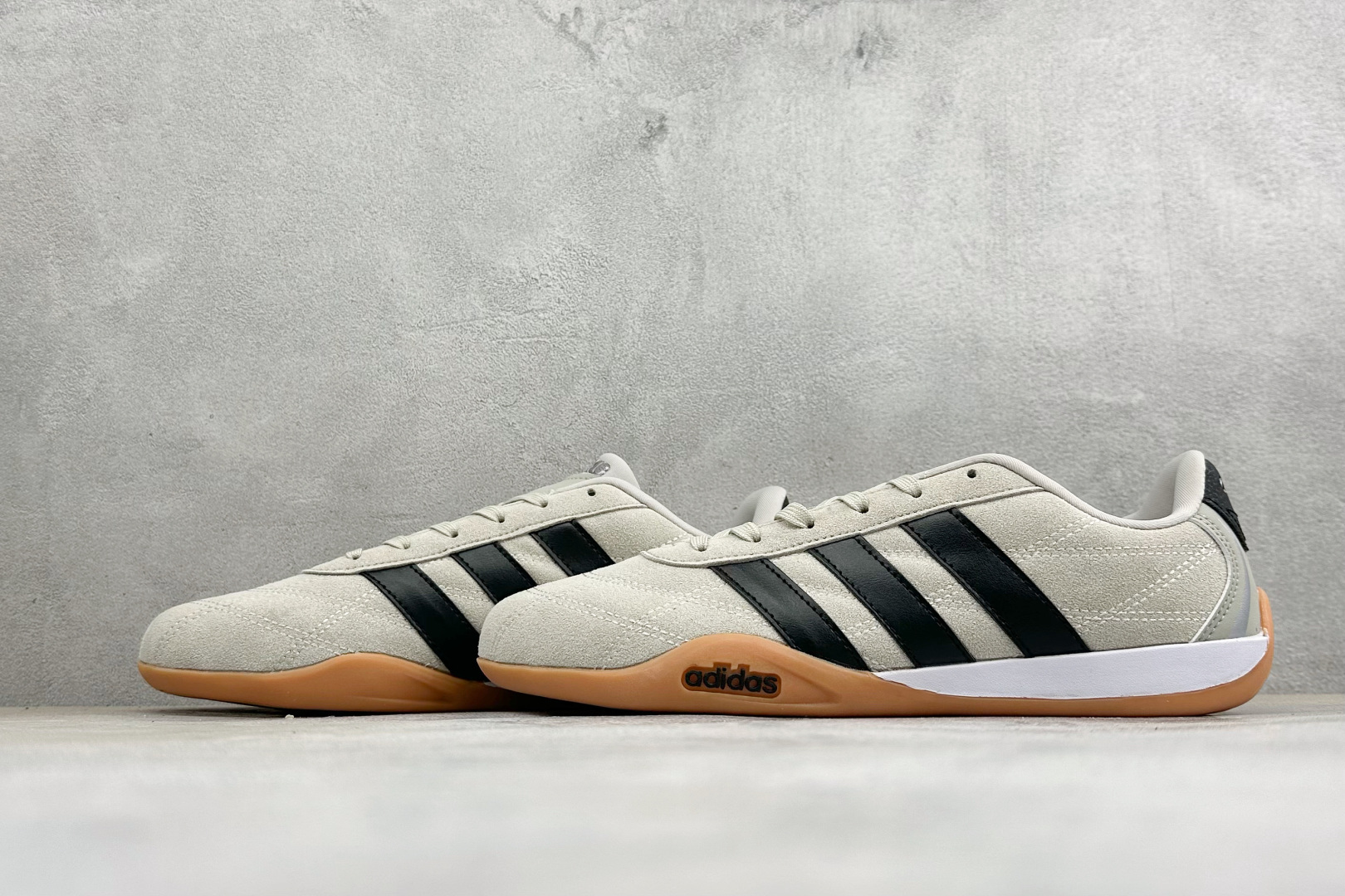 AD Adipista Trainers 舒适耐磨低帮休闲鞋 取材赛车服绗缝车线,鞋身流畅低趴,标志性三道杠,后跟环绕橡 AD Adipista Trainers 舒适耐磨低帮休闲鞋 取材赛车服绗缝车线,鞋身流畅低趴,标志性三道杠,后跟环绕橡