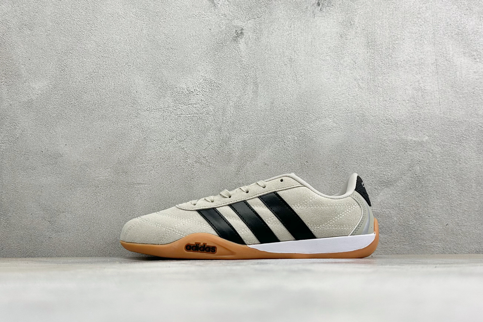 AD Adipista Trainers 舒适耐磨低帮休闲鞋 取材赛车服绗缝车线，鞋身流畅低趴，标志性三道杠，后跟环绕橡
