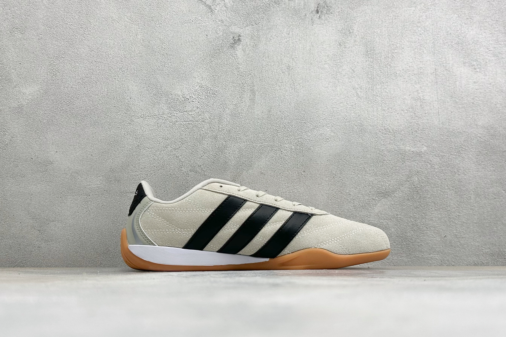 AD Adipista Trainers 舒适耐磨低帮休闲鞋 取材赛车服绗缝车线,鞋身流畅低趴,标志性三道杠,后跟环绕橡 AD Adipista Trainers 舒适耐磨低帮休闲鞋 取材赛车服绗缝车线,鞋身流畅低趴,标志性三道杠,后跟环绕橡