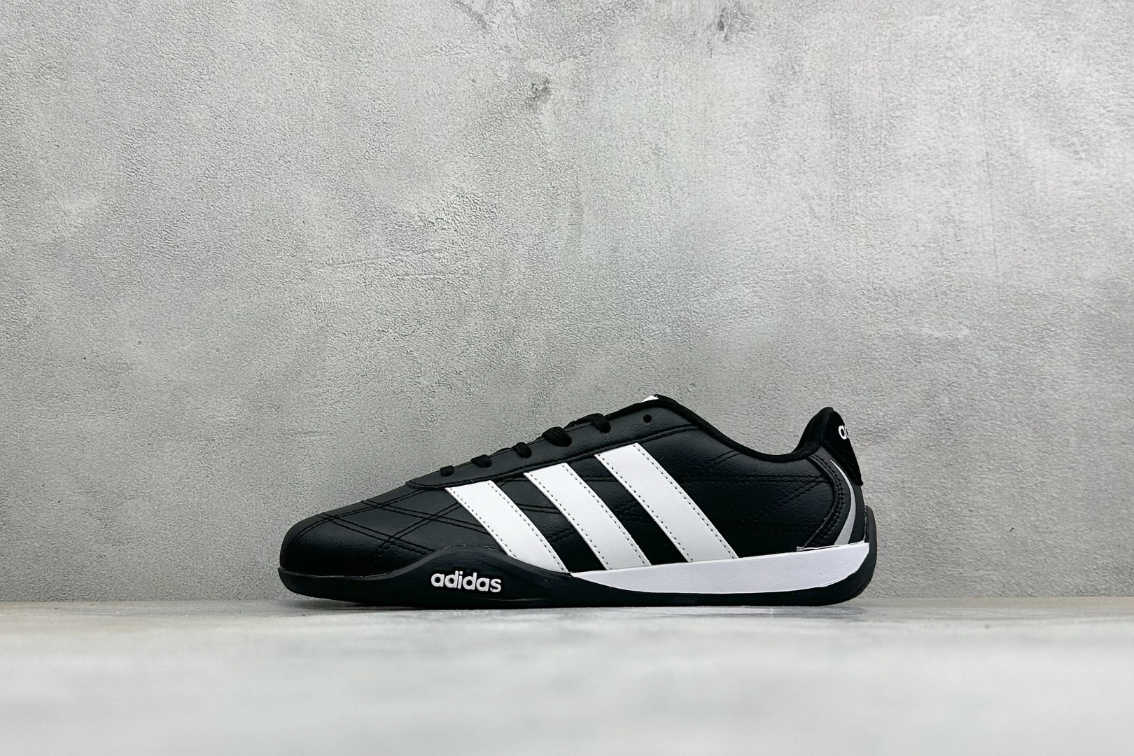 AD Adipista Trainers 舒适耐磨低帮休闲鞋 取材赛车服绗缝车线，鞋身流畅低趴，标志性三道杠，后跟环绕橡
