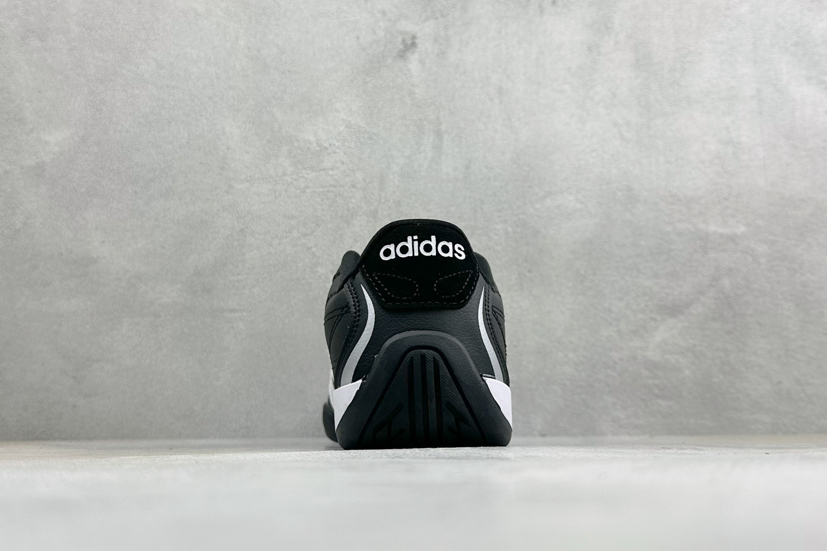 AD Adipista Trainers 舒适耐磨低帮休闲鞋 取材赛车服绗缝车线,鞋身流畅低趴,标志性三道杠,后跟环绕橡 AD Adipista Trainers 舒适耐磨低帮休闲鞋 取材赛车服绗缝车线,鞋身流畅低趴,标志性三道杠,后跟环绕橡