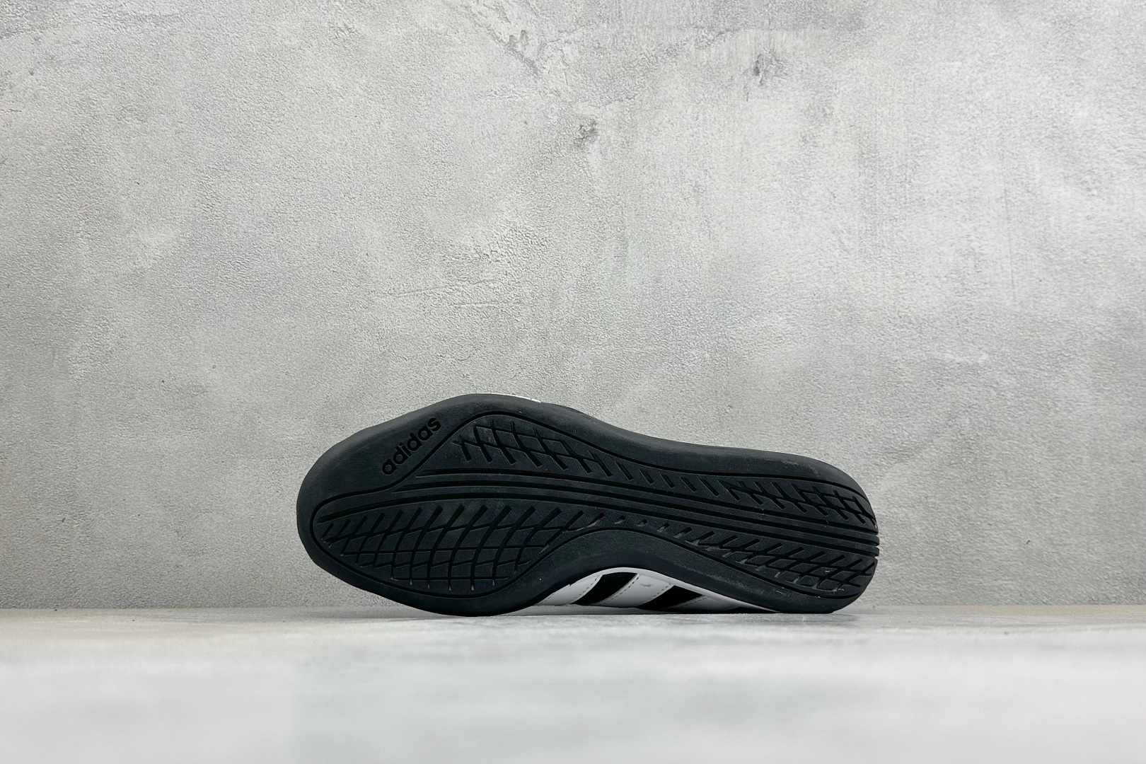 AD Adipista Trainers 舒适耐磨低帮休闲鞋 取材赛车服绗缝车线,鞋身流畅低趴,标志性三道杠,后跟环绕橡 AD Adipista Trainers 舒适耐磨低帮休闲鞋 取材赛车服绗缝车线,鞋身流畅低趴,标志性三道杠,后跟环绕橡