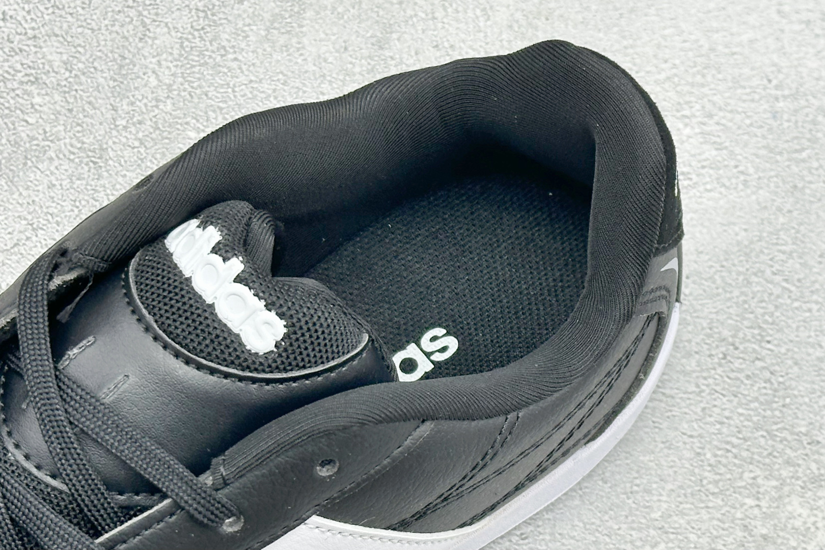 AD Adipista Trainers 舒适耐磨低帮休闲鞋 取材赛车服绗缝车线,鞋身流畅低趴,标志性三道杠,后跟环绕橡 AD Adipista Trainers 舒适耐磨低帮休闲鞋 取材赛车服绗缝车线,鞋身流畅低趴,标志性三道杠,后跟环绕橡