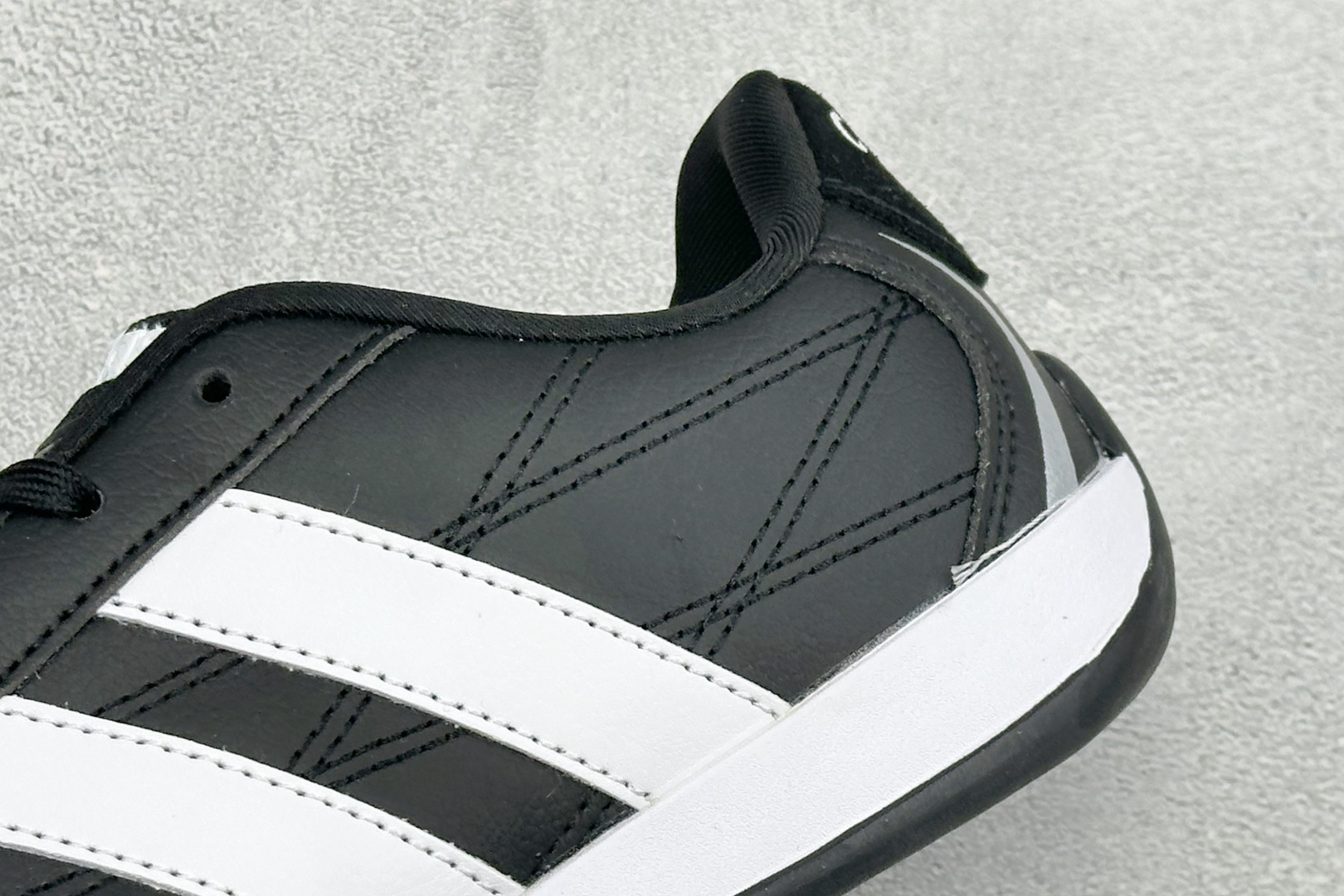 AD Adipista Trainers 舒适耐磨低帮休闲鞋 取材赛车服绗缝车线,鞋身流畅低趴,标志性三道杠,后跟环绕橡 AD Adipista Trainers 舒适耐磨低帮休闲鞋 取材赛车服绗缝车线,鞋身流畅低趴,标志性三道杠,后跟环绕橡