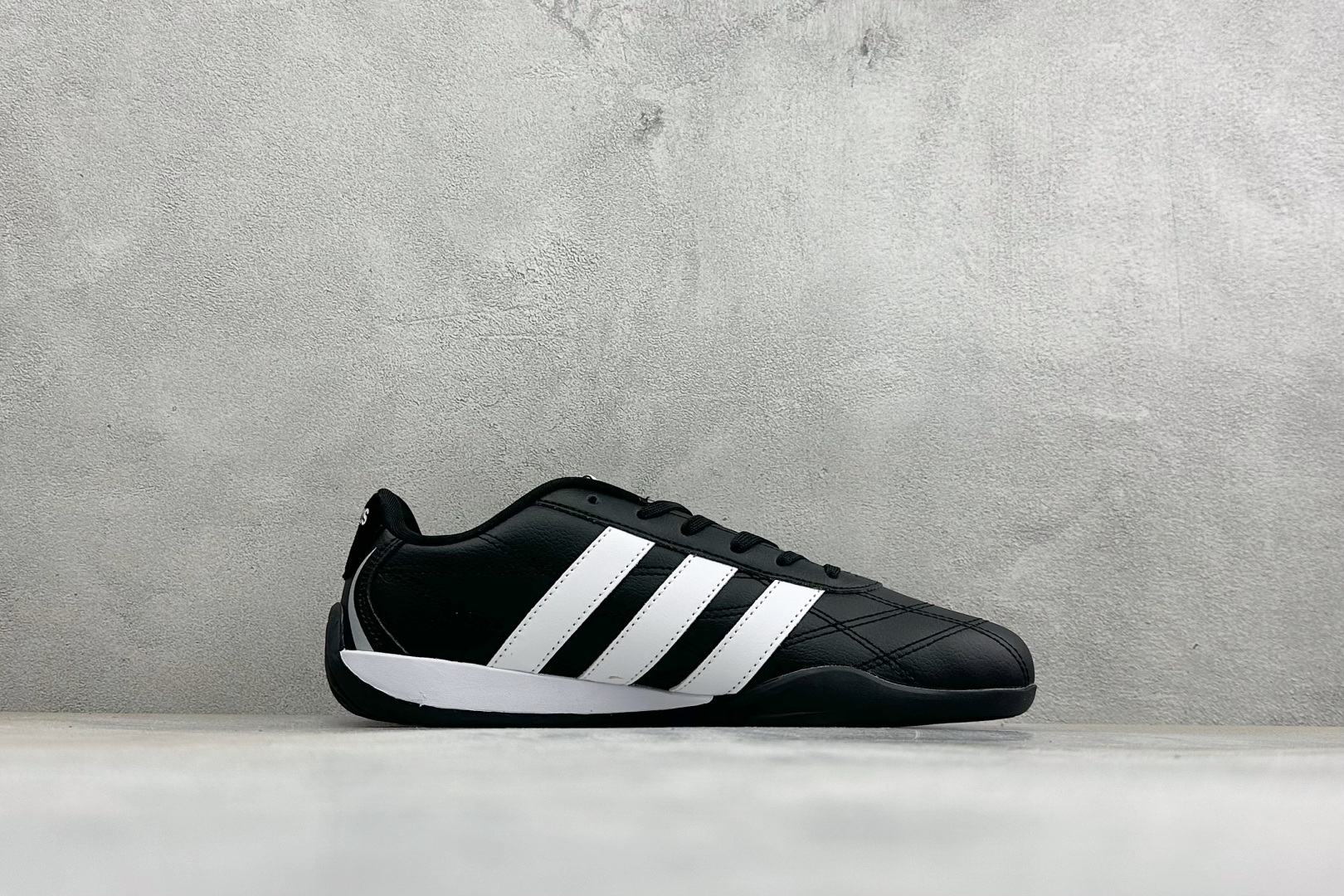 AD Adipista Trainers 舒适耐磨低帮休闲鞋 取材赛车服绗缝车线,鞋身流畅低趴,标志性三道杠,后跟环绕橡 AD Adipista Trainers 舒适耐磨低帮休闲鞋 取材赛车服绗缝车线,鞋身流畅低趴,标志性三道杠,后跟环绕橡