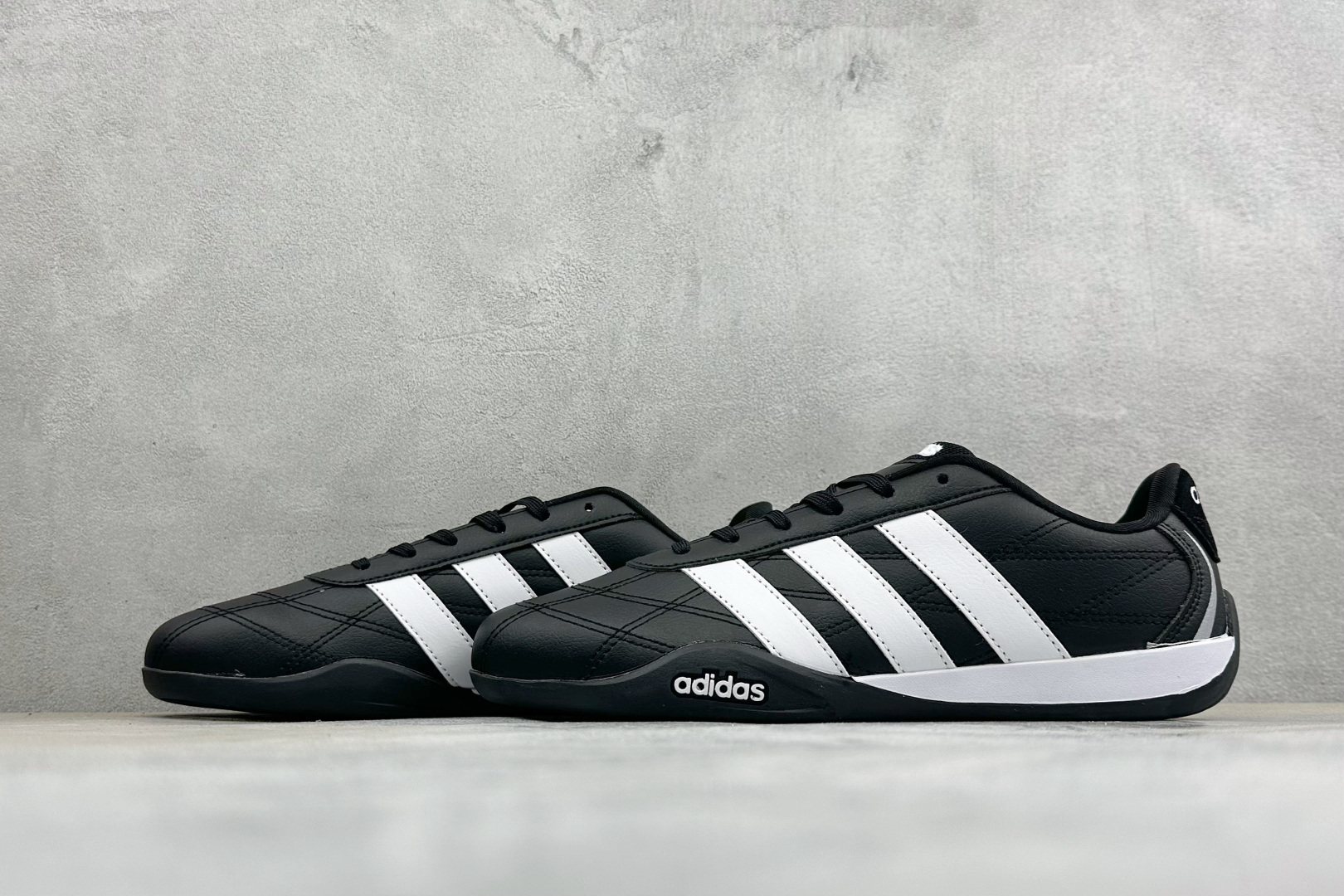 AD Adipista Trainers 舒适耐磨低帮休闲鞋 取材赛车服绗缝车线,鞋身流畅低趴,标志性三道杠,后跟环绕橡 AD Adipista Trainers 舒适耐磨低帮休闲鞋 取材赛车服绗缝车线,鞋身流畅低趴,标志性三道杠,后跟环绕橡