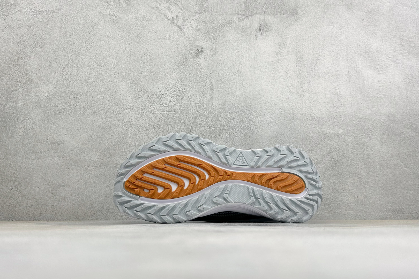 XM版NIKE ACG VOMERO TRAIL 防滑耐磨运动跑步鞋 兼顾迅疾外观和稳固脚感 后跟覆面和中足动态支撑巧妙