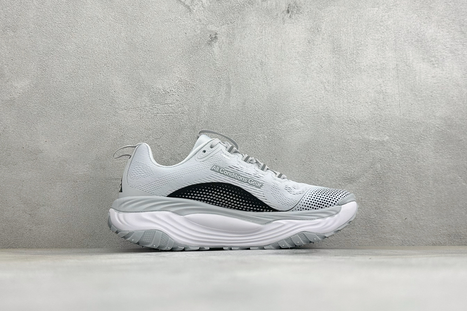 XM版NIKE ACG VOMERO TRAIL 防滑耐磨运动跑步鞋 兼顾迅疾外观和稳固脚感 后跟覆面和中足动态支撑巧妙