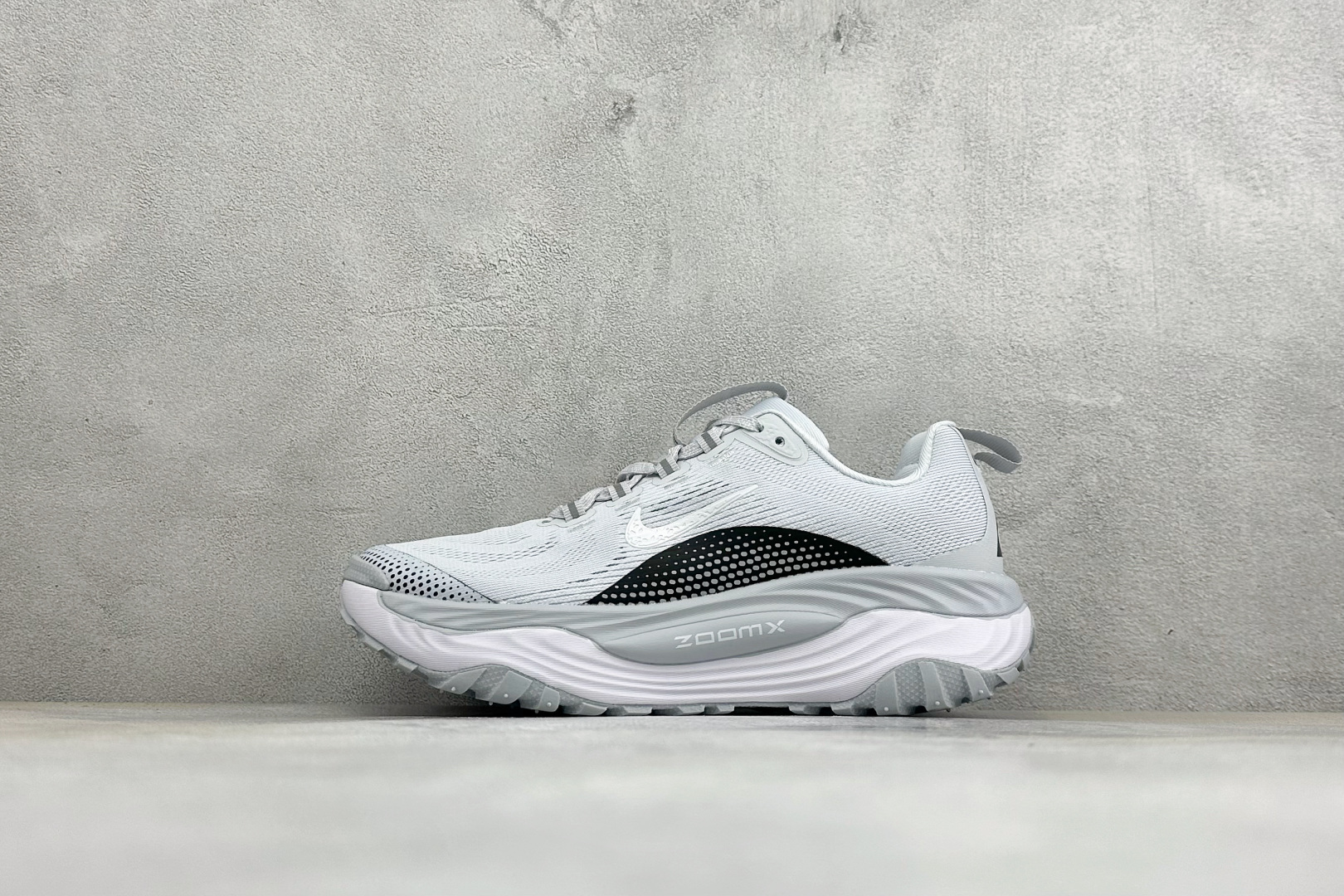 XM版NIKE ACG VOMERO TRAIL 防滑耐磨运动跑步鞋 兼顾迅疾外观和稳固脚感 后跟覆面和中足动态支撑巧妙