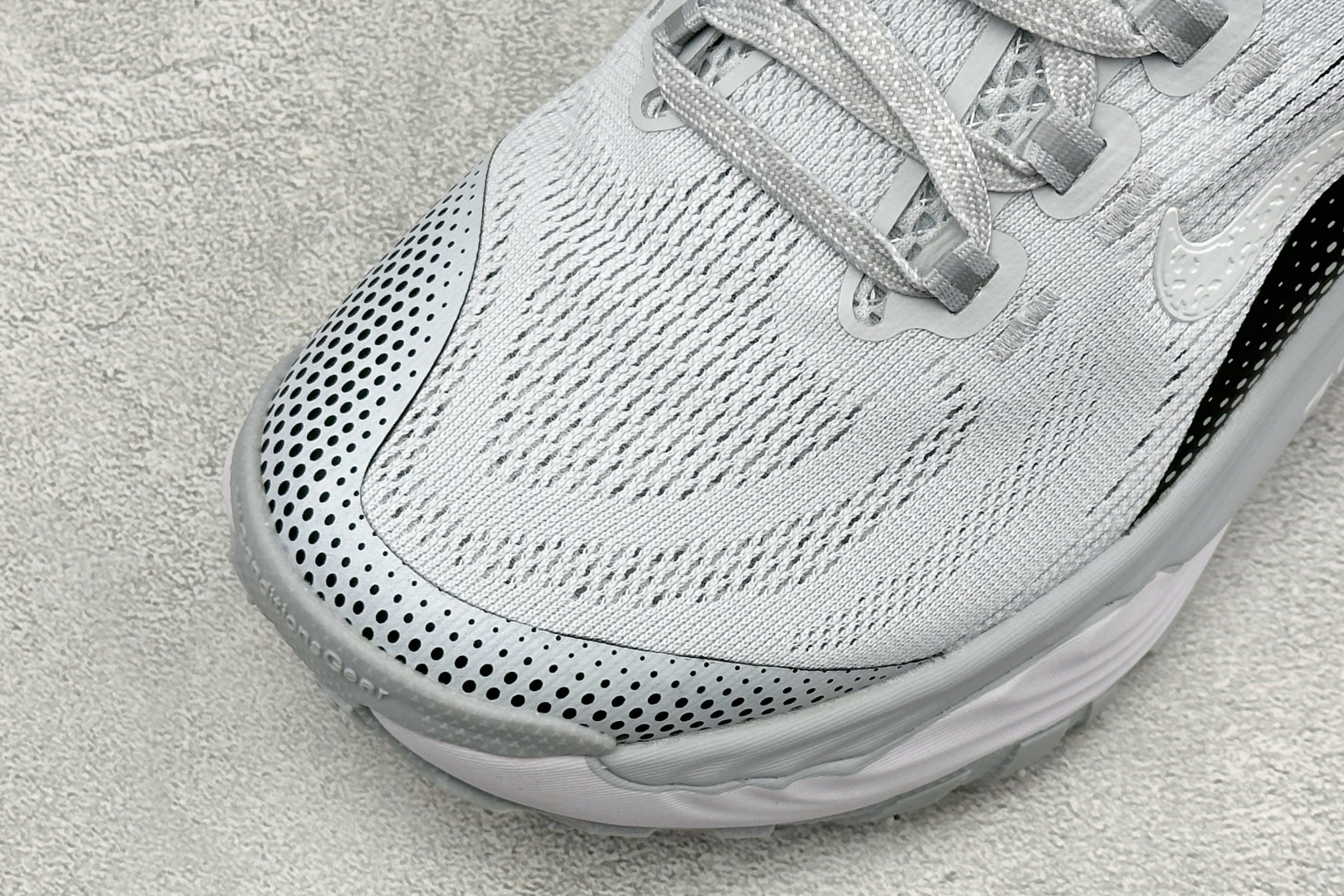 XM版NIKE ACG VOMERO TRAIL 防滑耐磨运动跑步鞋 兼顾迅疾外观和稳固脚感 后跟覆面和中足动态支撑巧妙