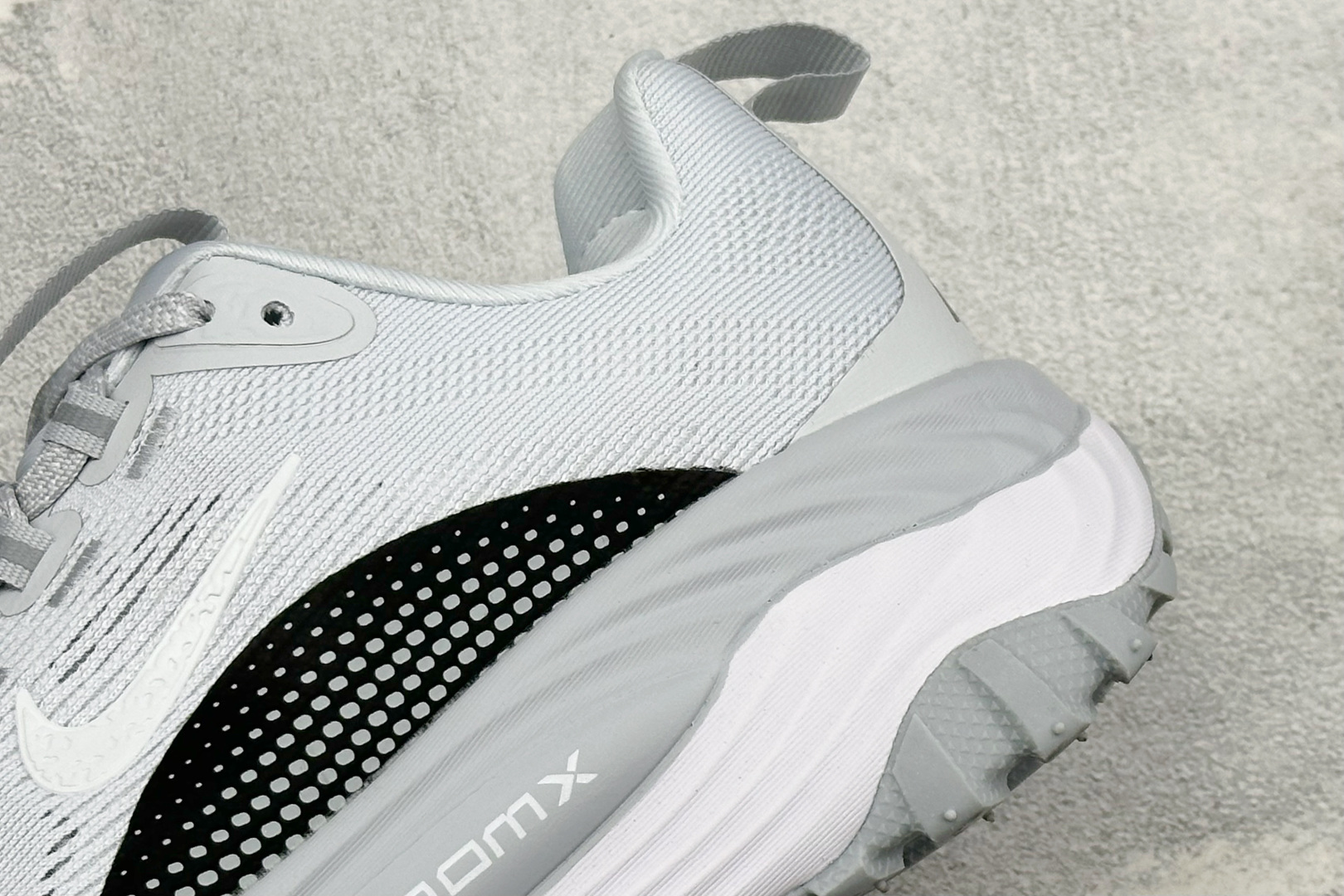 XM版NIKE ACG VOMERO TRAIL 防滑耐磨运动跑步鞋 兼顾迅疾外观和稳固脚感 后跟覆面和中足动态支撑巧妙