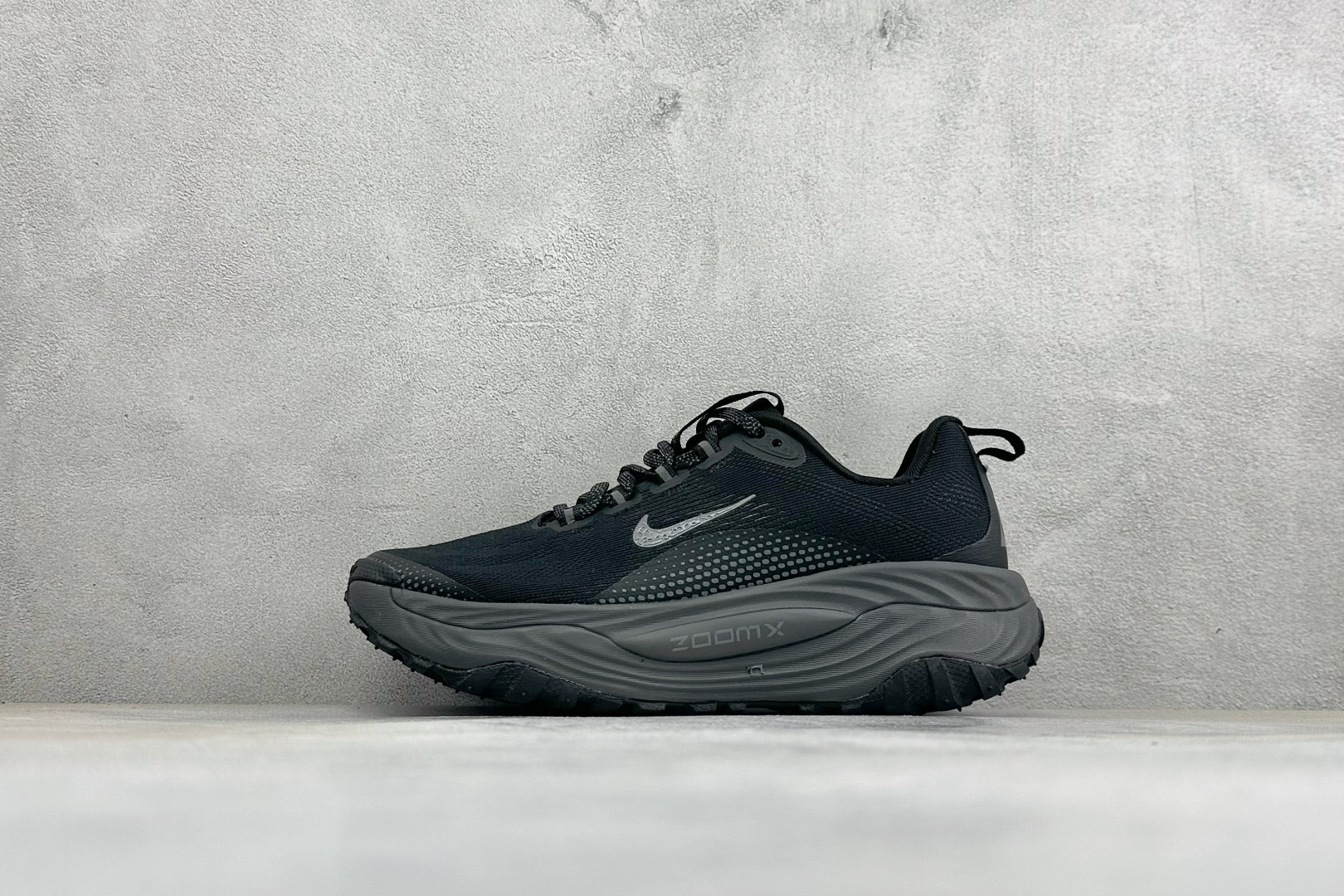 XM版NIKE ACG VOMERO TRAIL 防滑耐磨运动跑步鞋 兼顾迅疾外观和稳固脚感 后跟覆面和中足动态支撑巧妙