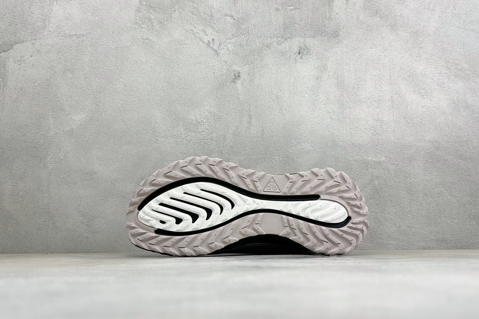 XM版NIKE ACG VOMERO TRAIL 防滑耐磨运动跑步鞋 兼顾迅疾外观和稳固脚感 后跟覆面和中足动态支撑巧妙