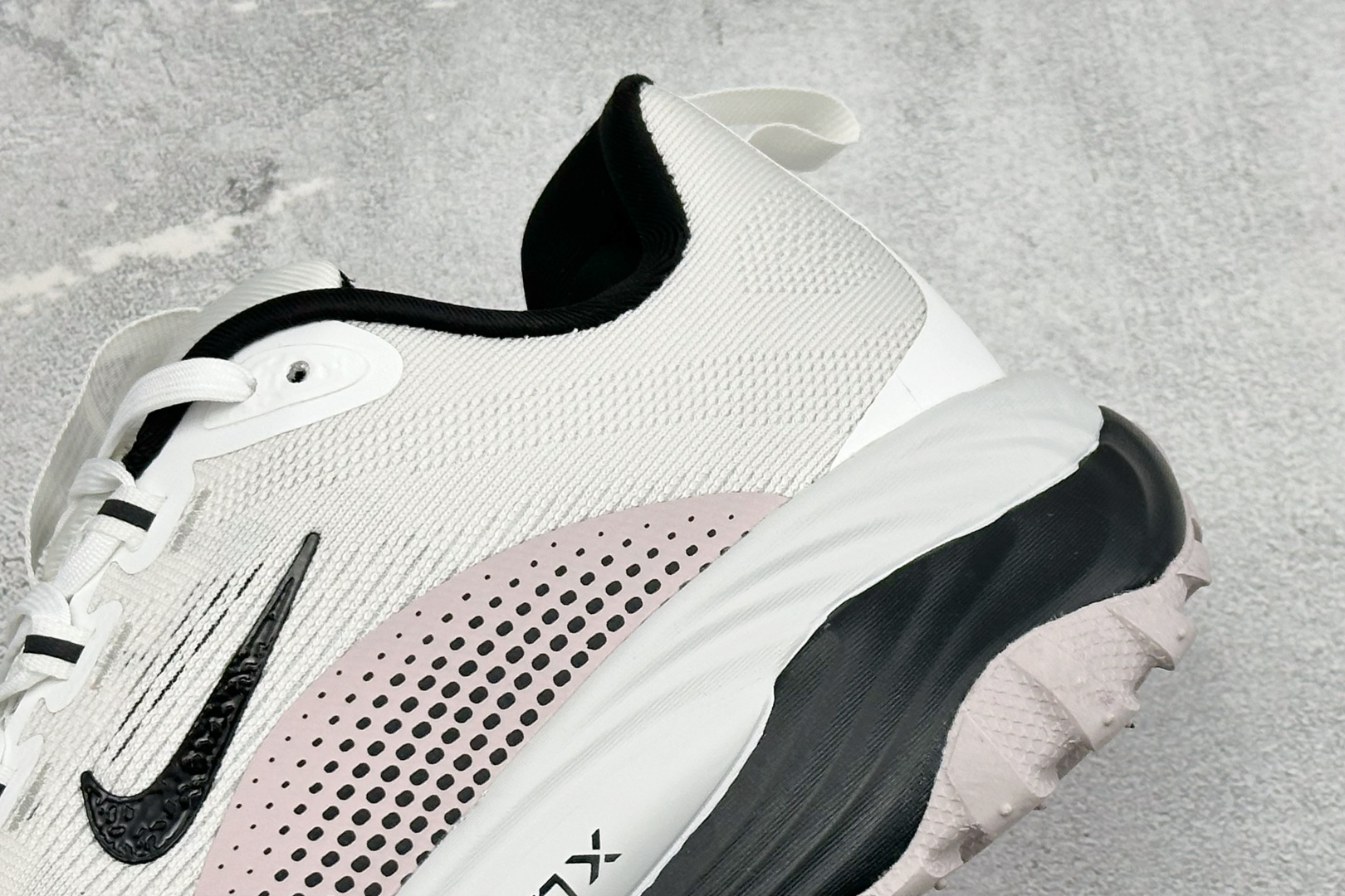 XM版NIKE ACG VOMERO TRAIL 防滑耐磨运动跑步鞋 兼顾迅疾外观和稳固脚感 后跟覆面和中足动态支撑巧妙