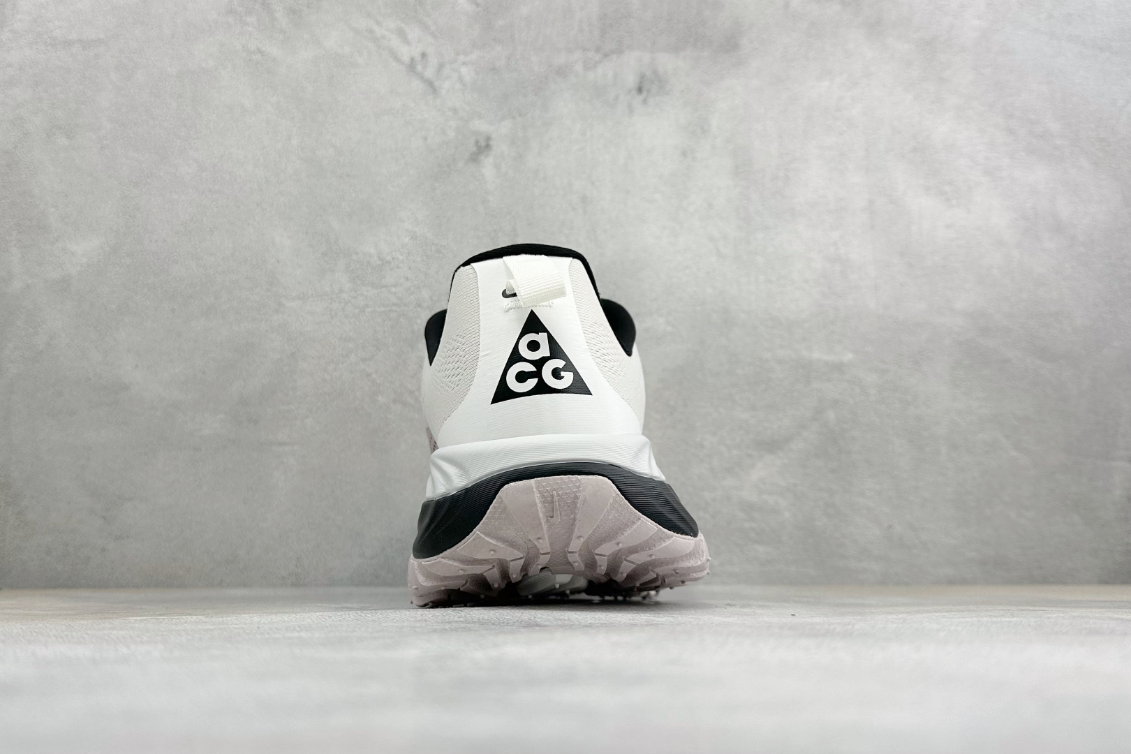 XM版NIKE ACG VOMERO TRAIL 防滑耐磨运动跑步鞋 兼顾迅疾外观和稳固脚感 后跟覆面和中足动态支撑巧妙