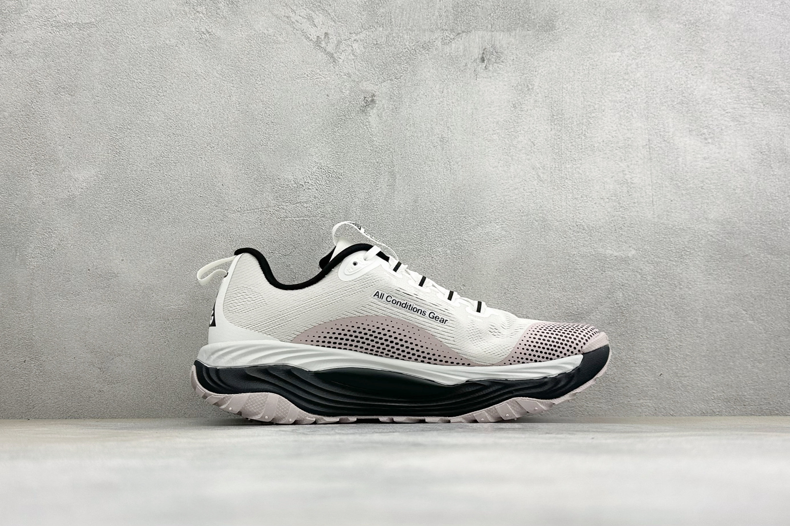 XM版NIKE ACG VOMERO TRAIL 防滑耐磨运动跑步鞋 兼顾迅疾外观和稳固脚感 后跟覆面和中足动态支撑巧妙