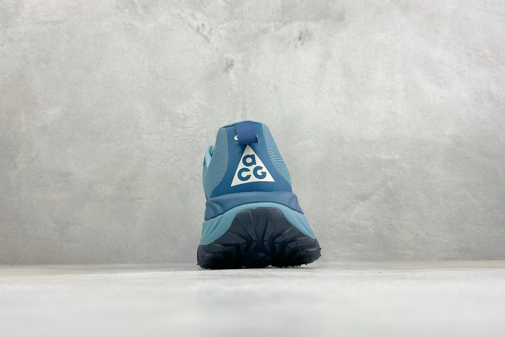 XM版NIKE ACG VOMERO TRAIL 防滑耐磨运动跑步鞋 兼顾迅疾外观和稳固脚感 后跟覆面和中足动态支撑巧妙