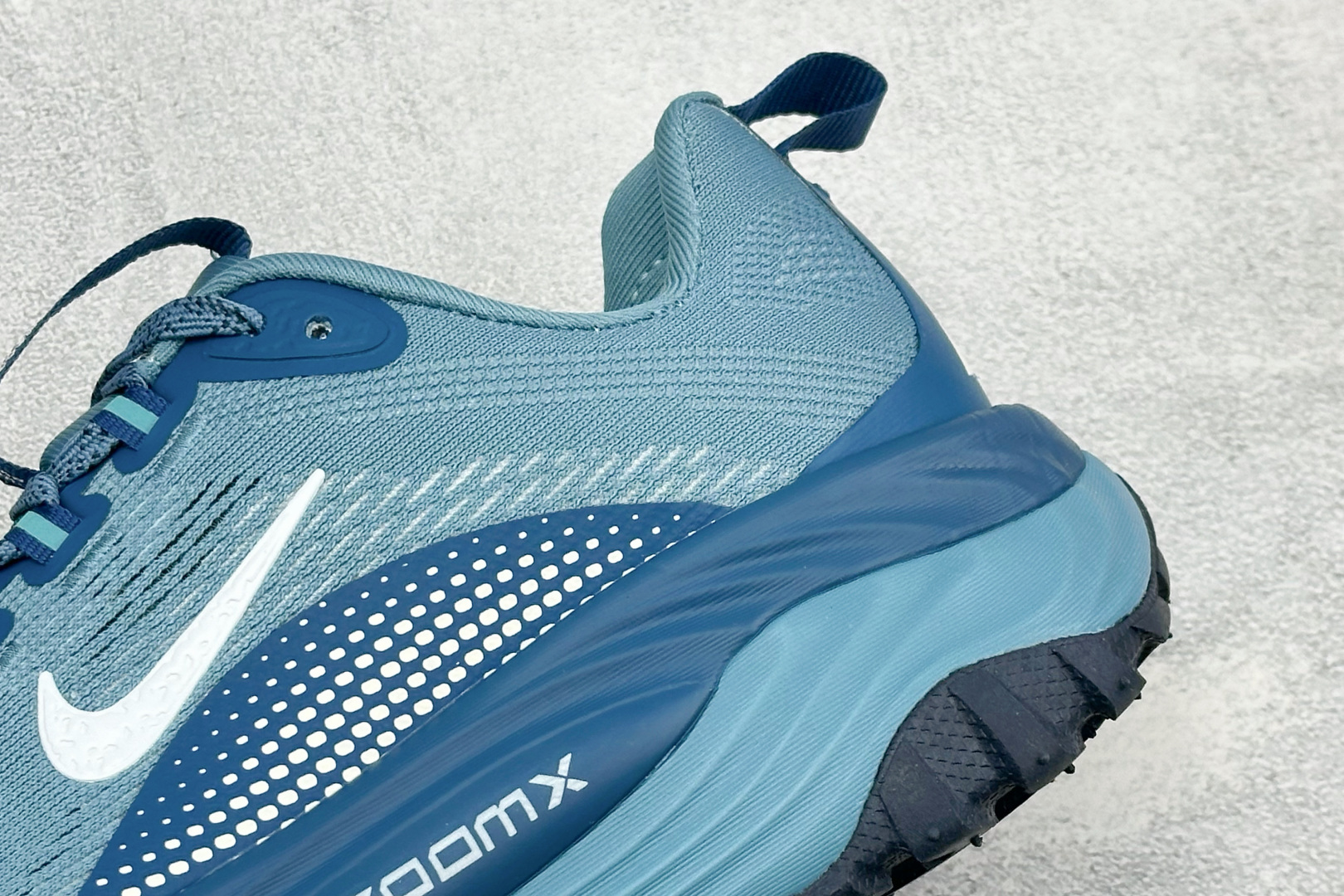 XM版NIKE ACG VOMERO TRAIL 防滑耐磨运动跑步鞋 兼顾迅疾外观和稳固脚感 后跟覆面和中足动态支撑巧妙