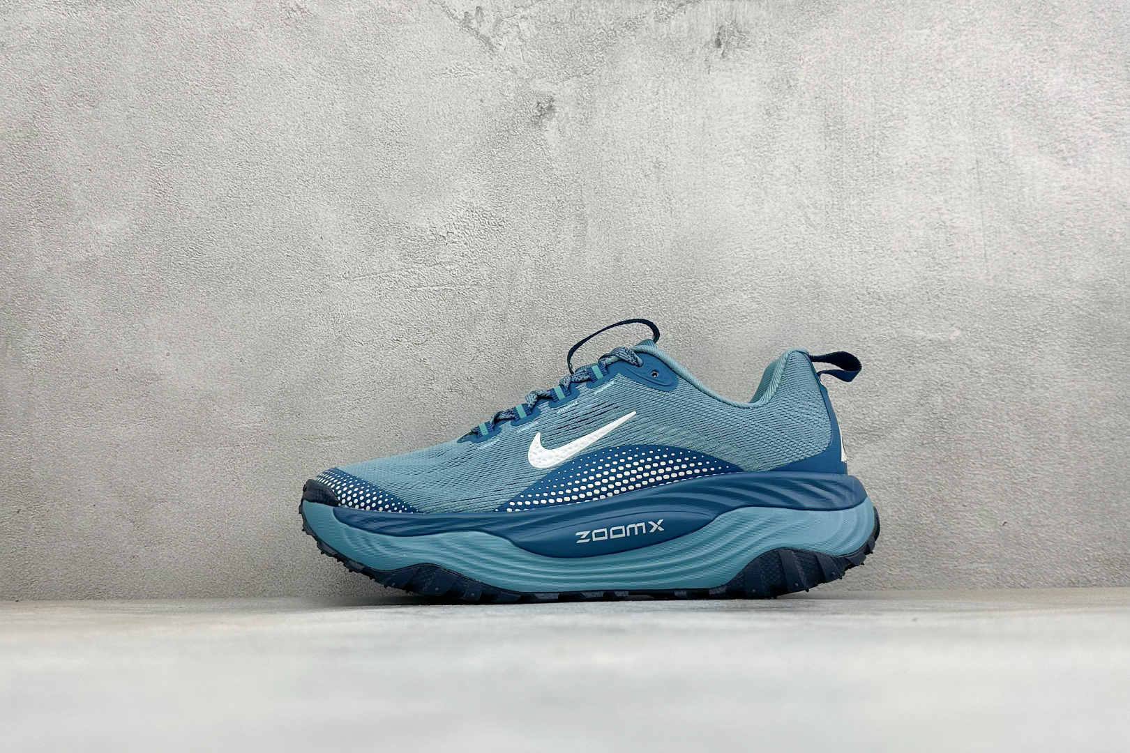 XM版NIKE ACG VOMERO TRAIL 防滑耐磨运动跑步鞋 兼顾迅疾外观和稳固脚感 后跟覆面和中足动态支撑巧妙