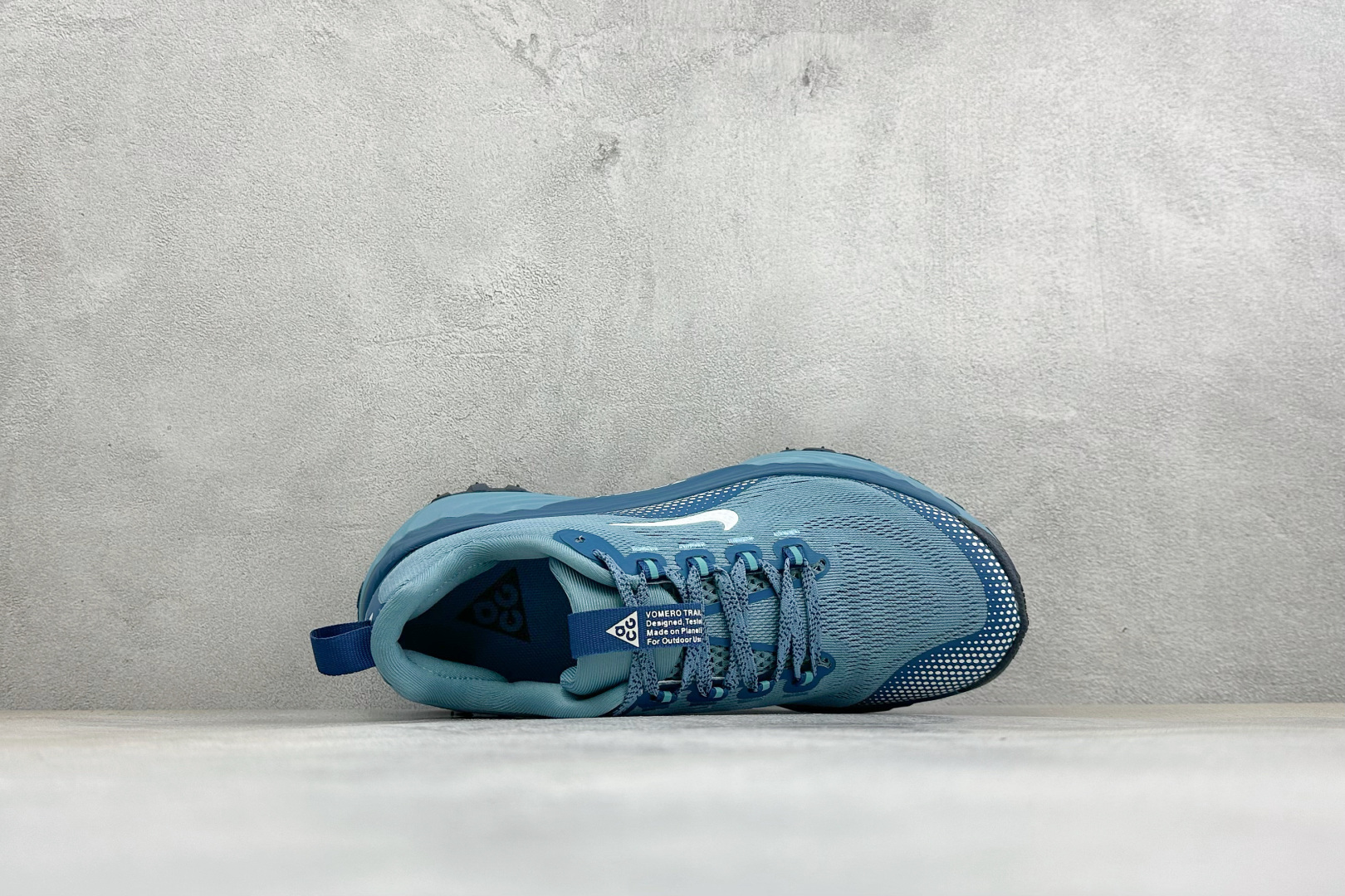 XM版NIKE ACG VOMERO TRAIL 防滑耐磨运动跑步鞋 兼顾迅疾外观和稳固脚感 后跟覆面和中足动态支撑巧妙