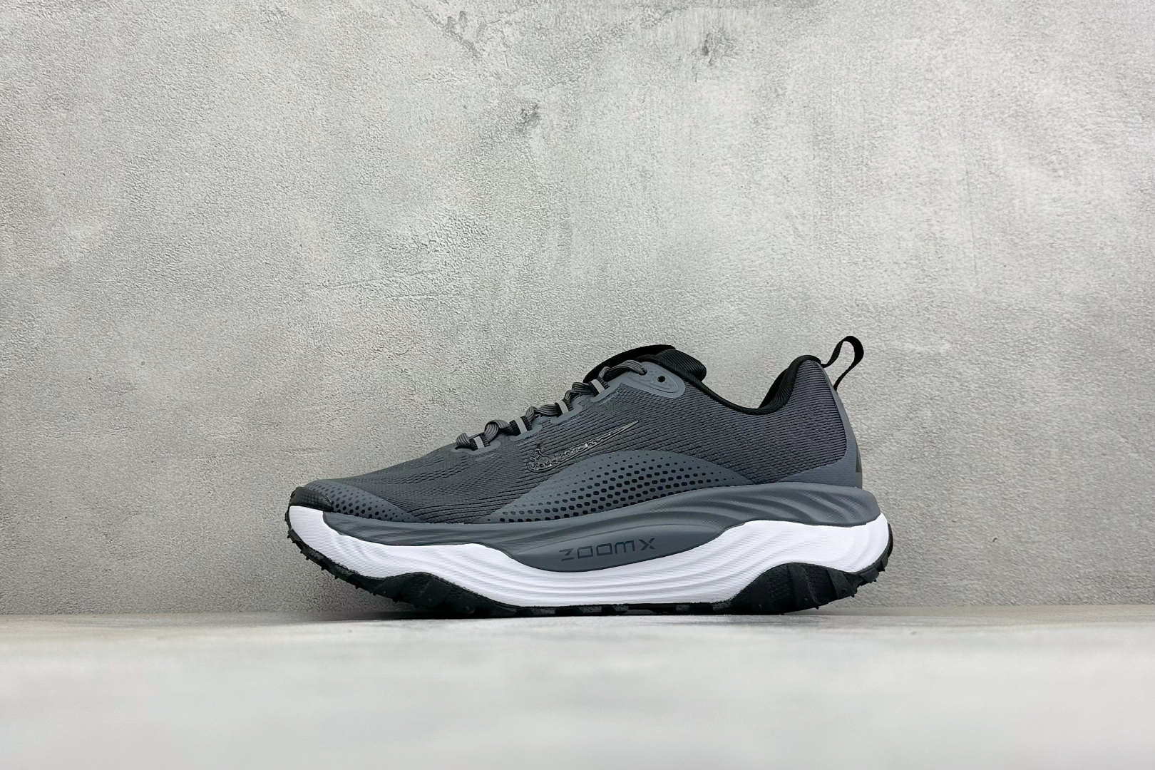XM版NIKE ACG VOMERO TRAIL 防滑耐磨运动跑步鞋 兼顾迅疾外观和稳固脚感 后跟覆面和中足动态支撑巧妙