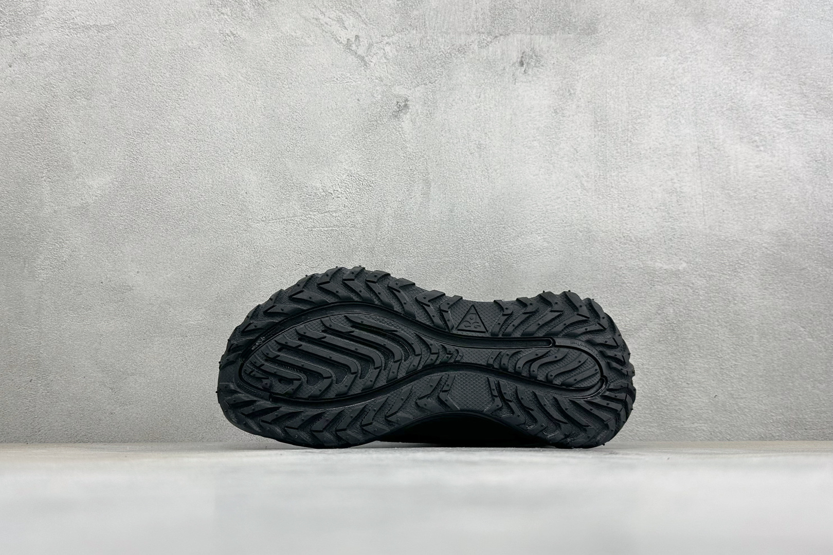 XM版NIKE ACG VOMERO TRAIL 防滑耐磨运动跑步鞋 兼顾迅疾外观和稳固脚感 后跟覆面和中足动态支撑巧妙