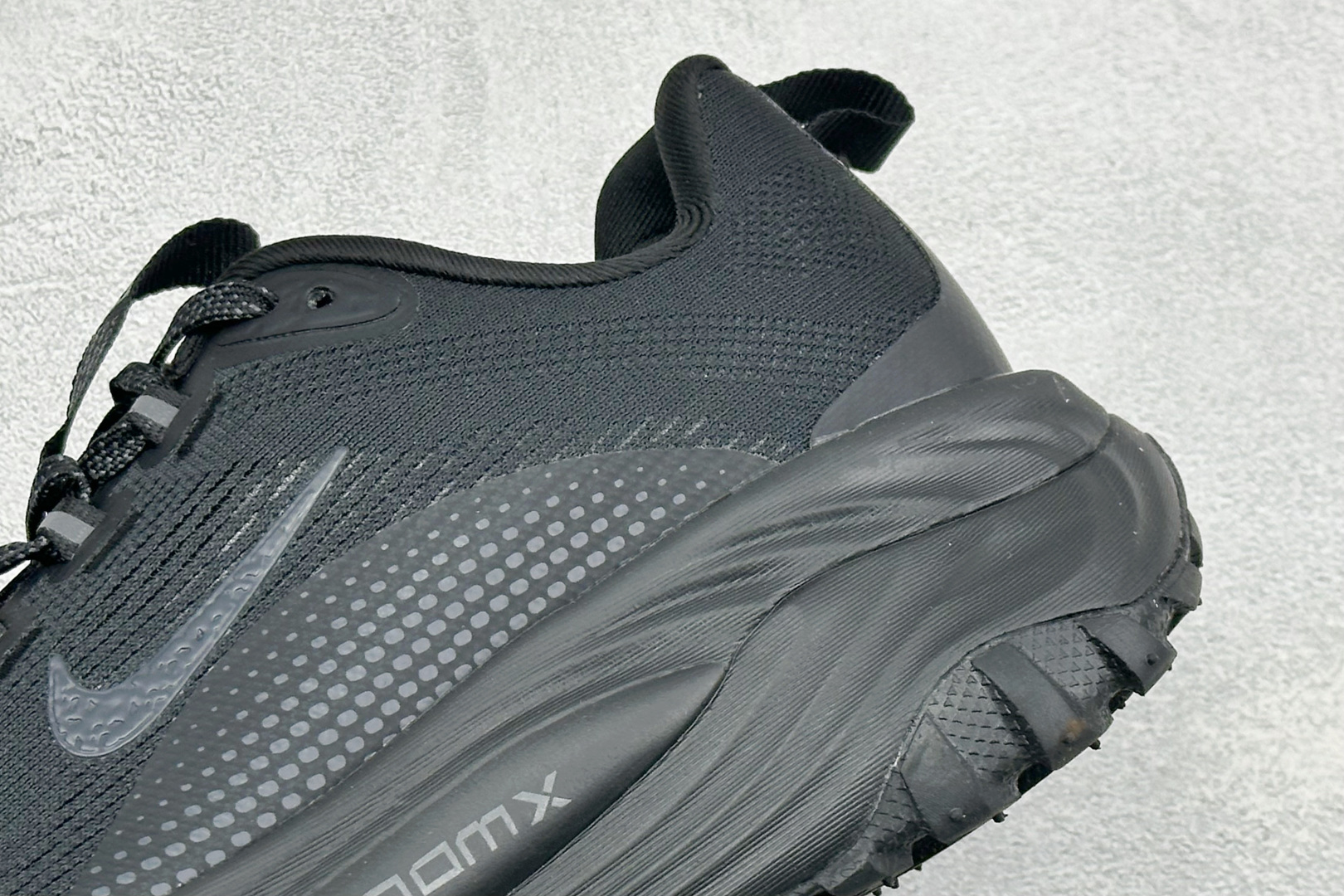 XM版NIKE ACG VOMERO TRAIL 防滑耐磨运动跑步鞋 兼顾迅疾外观和稳固脚感 后跟覆面和中足动态支撑巧妙