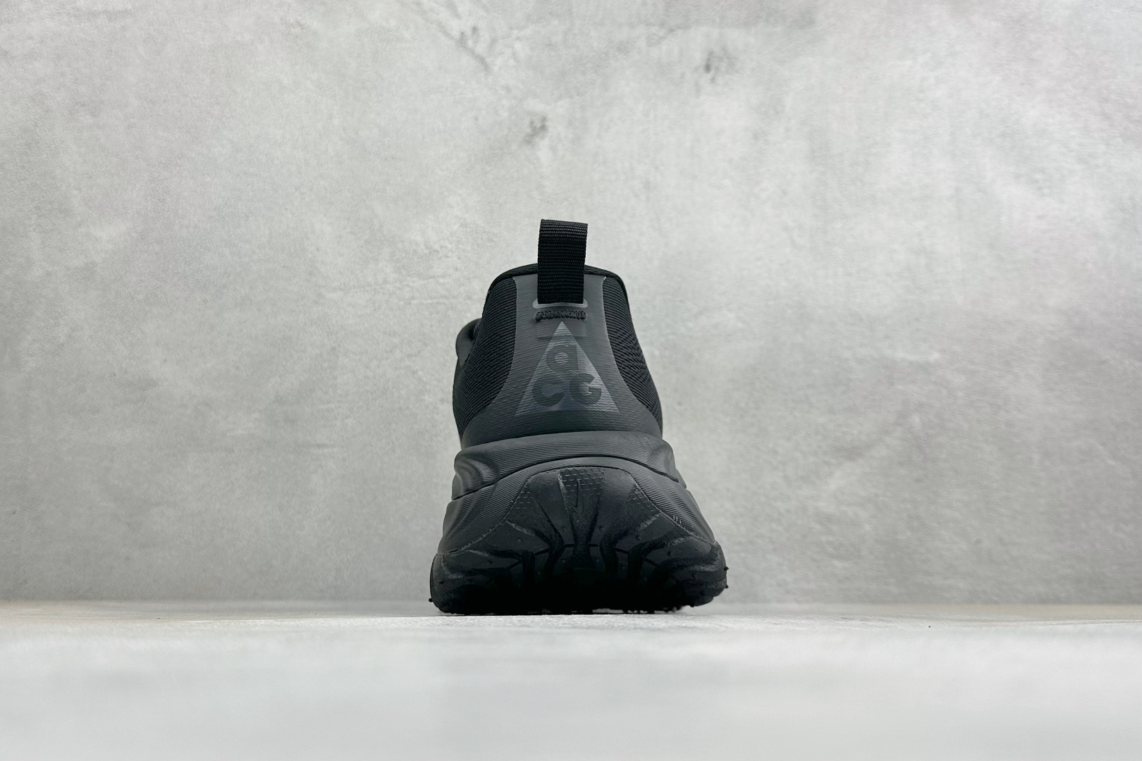 XM版NIKE ACG VOMERO TRAIL 防滑耐磨运动跑步鞋 兼顾迅疾外观和稳固脚感 后跟覆面和中足动态支撑巧妙