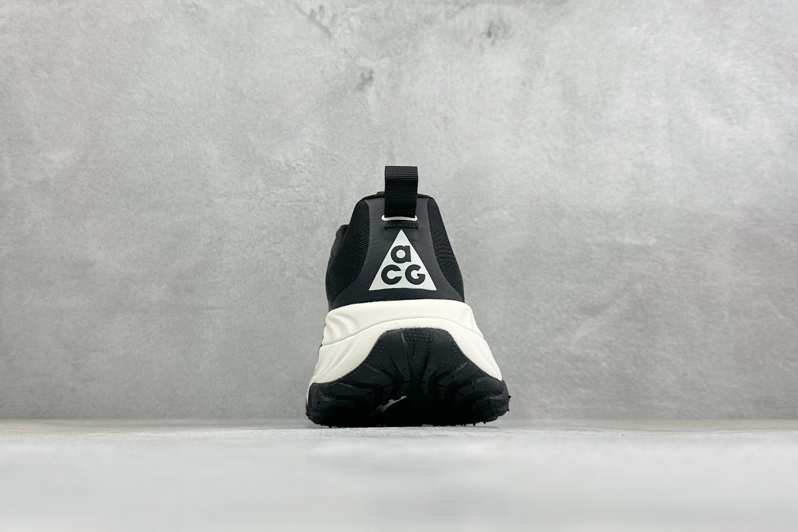 XM版NIKE ACG VOMERO TRAIL 防滑耐磨运动跑步鞋 兼顾迅疾外观和稳固脚感 后跟覆面和中足动态支撑巧妙