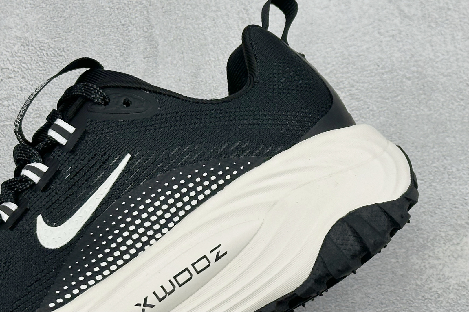 XM版NIKE ACG VOMERO TRAIL 防滑耐磨运动跑步鞋 兼顾迅疾外观和稳固脚感 后跟覆面和中足动态支撑巧妙