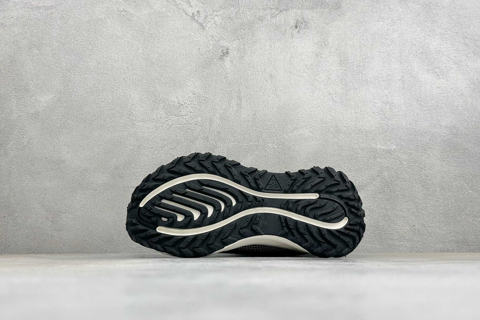 XM版NIKE ACG VOMERO TRAIL 防滑耐磨运动跑步鞋 兼顾迅疾外观和稳固脚感 后跟覆面和中足动态支撑巧妙