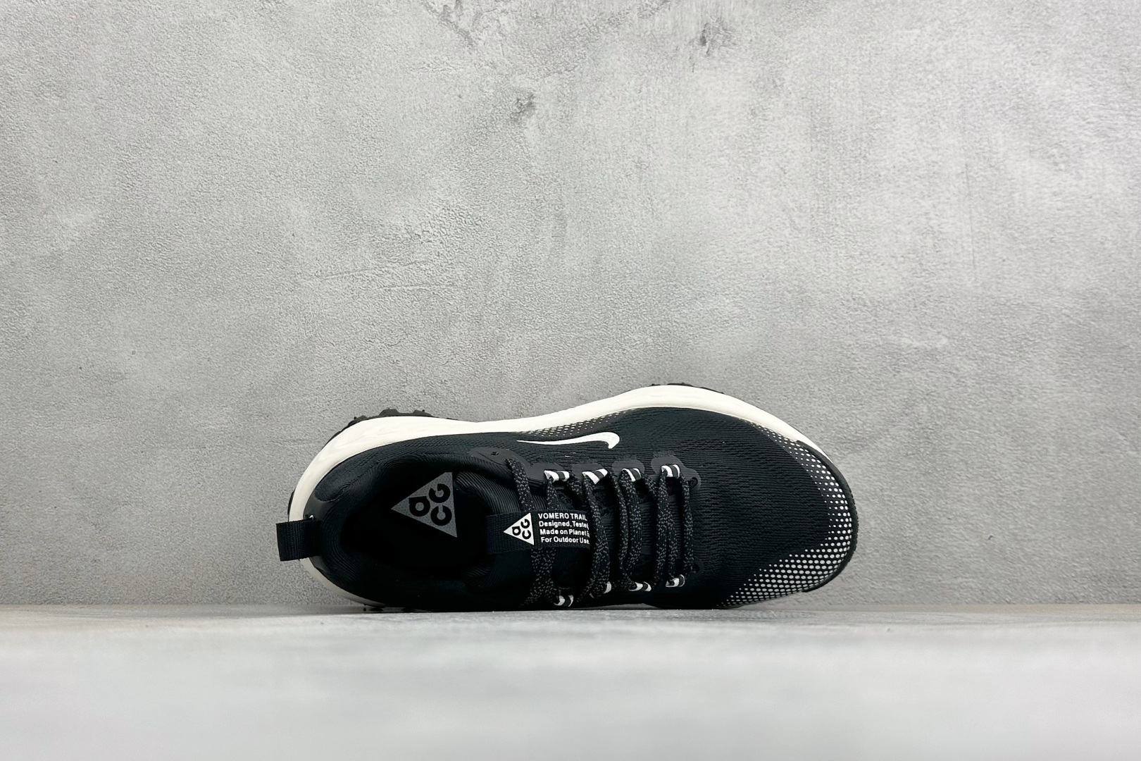 XM版NIKE ACG VOMERO TRAIL 防滑耐磨运动跑步鞋 兼顾迅疾外观和稳固脚感 后跟覆面和中足动态支撑巧妙