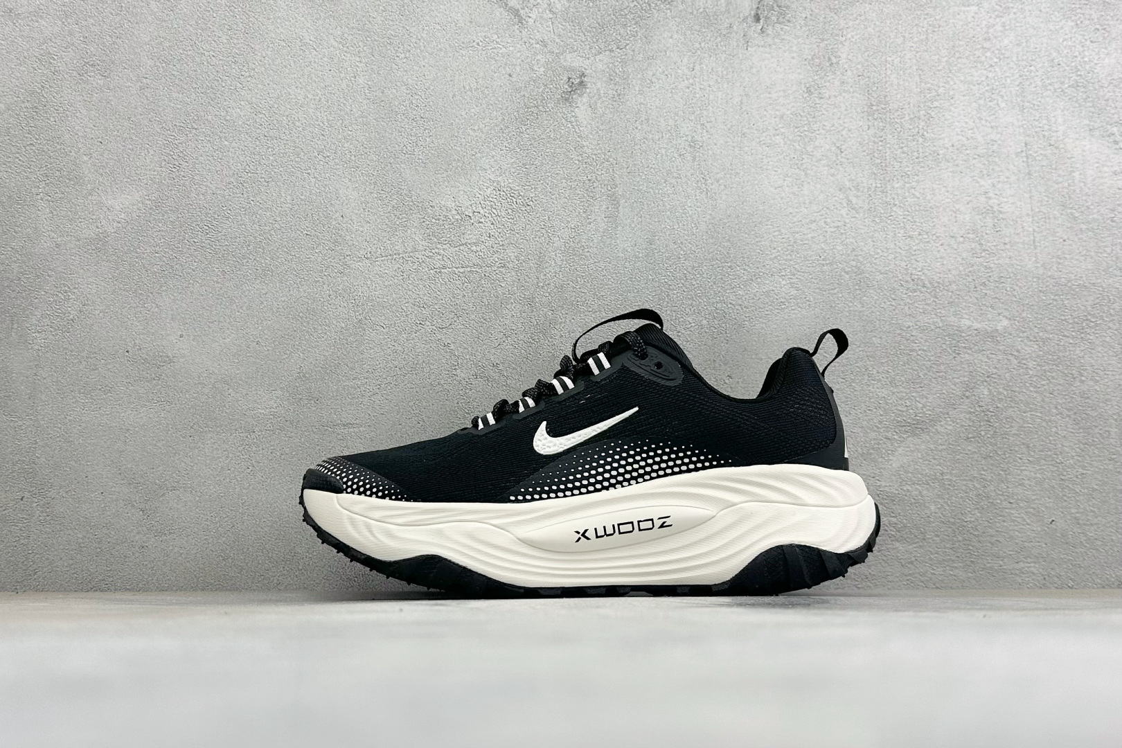 XM版NIKE ACG VOMERO TRAIL 防滑耐磨运动跑步鞋 兼顾迅疾外观和稳固脚感 后跟覆面和中足动态支撑巧妙