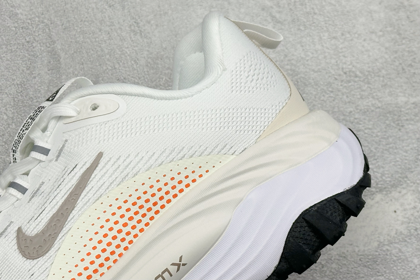 XM版NIKE ACG VOMERO TRAIL 防滑耐磨运动跑步鞋 兼顾迅疾外观和稳固脚感 后跟覆面和中足动态支撑巧妙 XM版NIKE ACG VOMERO TRAIL 防滑耐磨运动跑步鞋 兼顾迅疾外观和稳固脚感 后跟覆面和中足动态支撑巧妙
