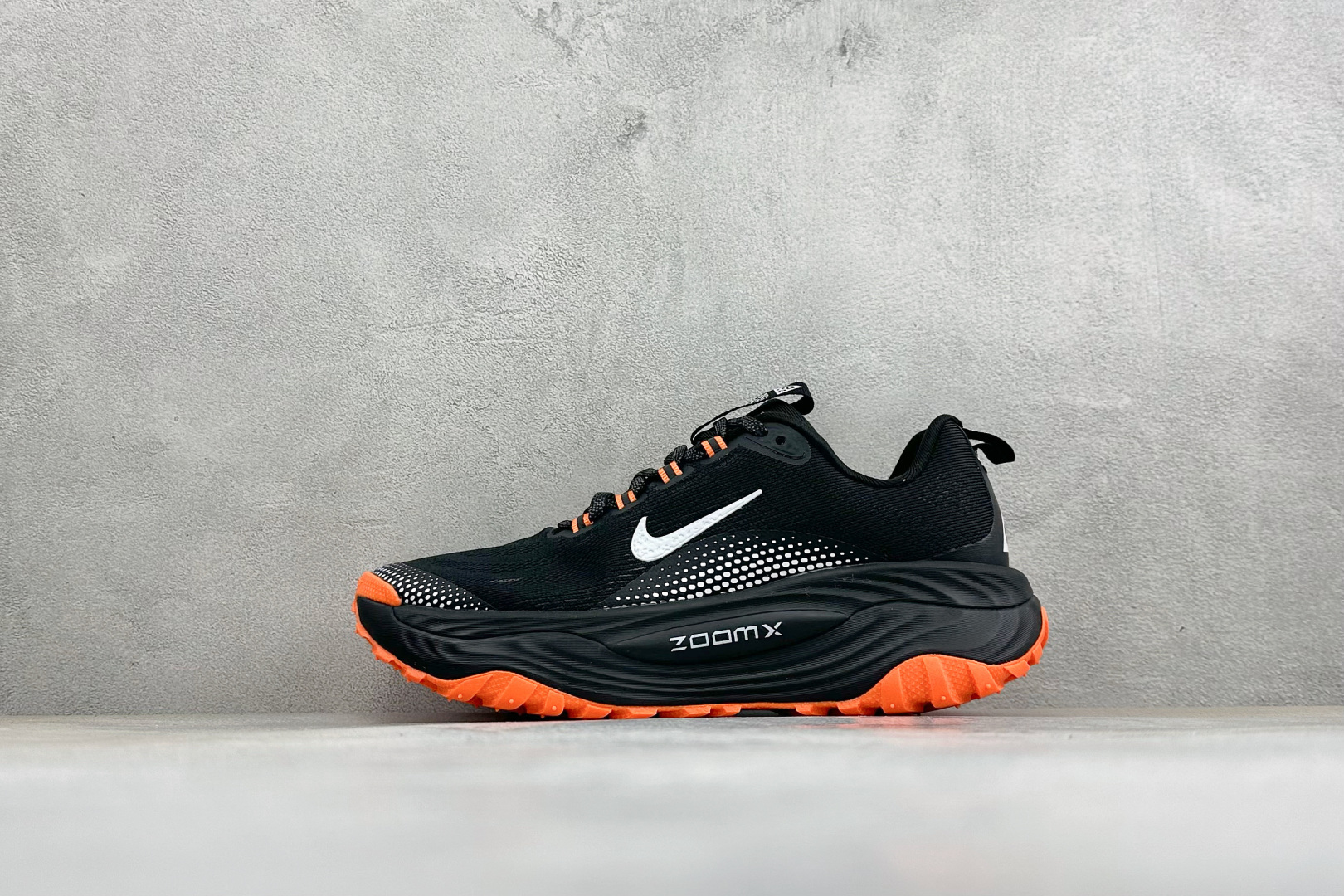 XM版NIKE ACG VOMERO TRAIL 防滑耐磨运动跑步鞋 兼顾迅疾外观和稳固脚感 后跟覆面和中足动态支撑巧妙