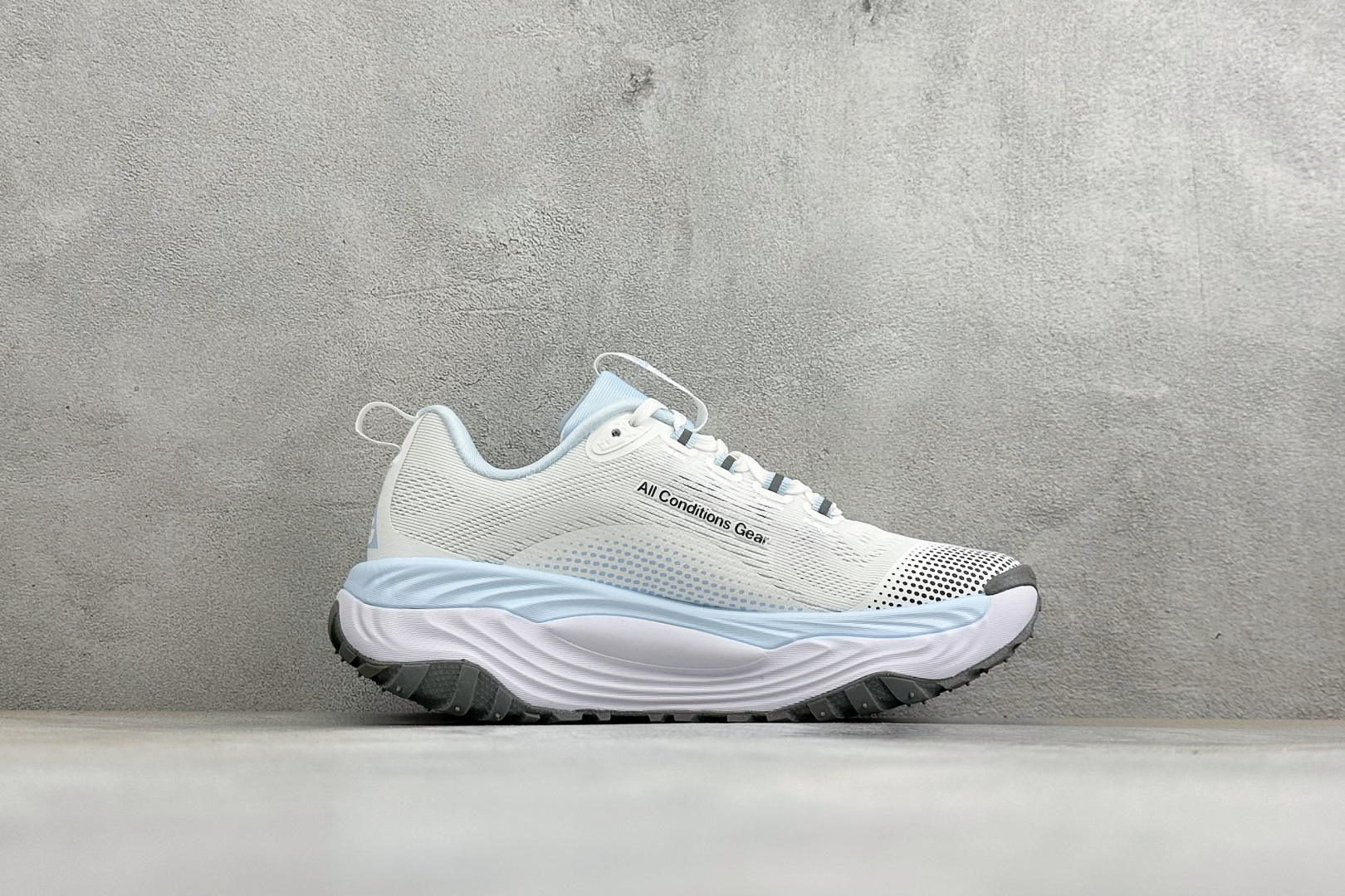 XM版NIKE ACG VOMERO TRAIL 防滑耐磨运动跑步鞋 兼顾迅疾外观和稳固脚感 后跟覆面和中足动态支撑巧妙 XM版NIKE ACG VOMERO TRAIL 防滑耐磨运动跑步鞋 兼顾迅疾外观和稳固脚感 后跟覆面和中足动态支撑巧妙
