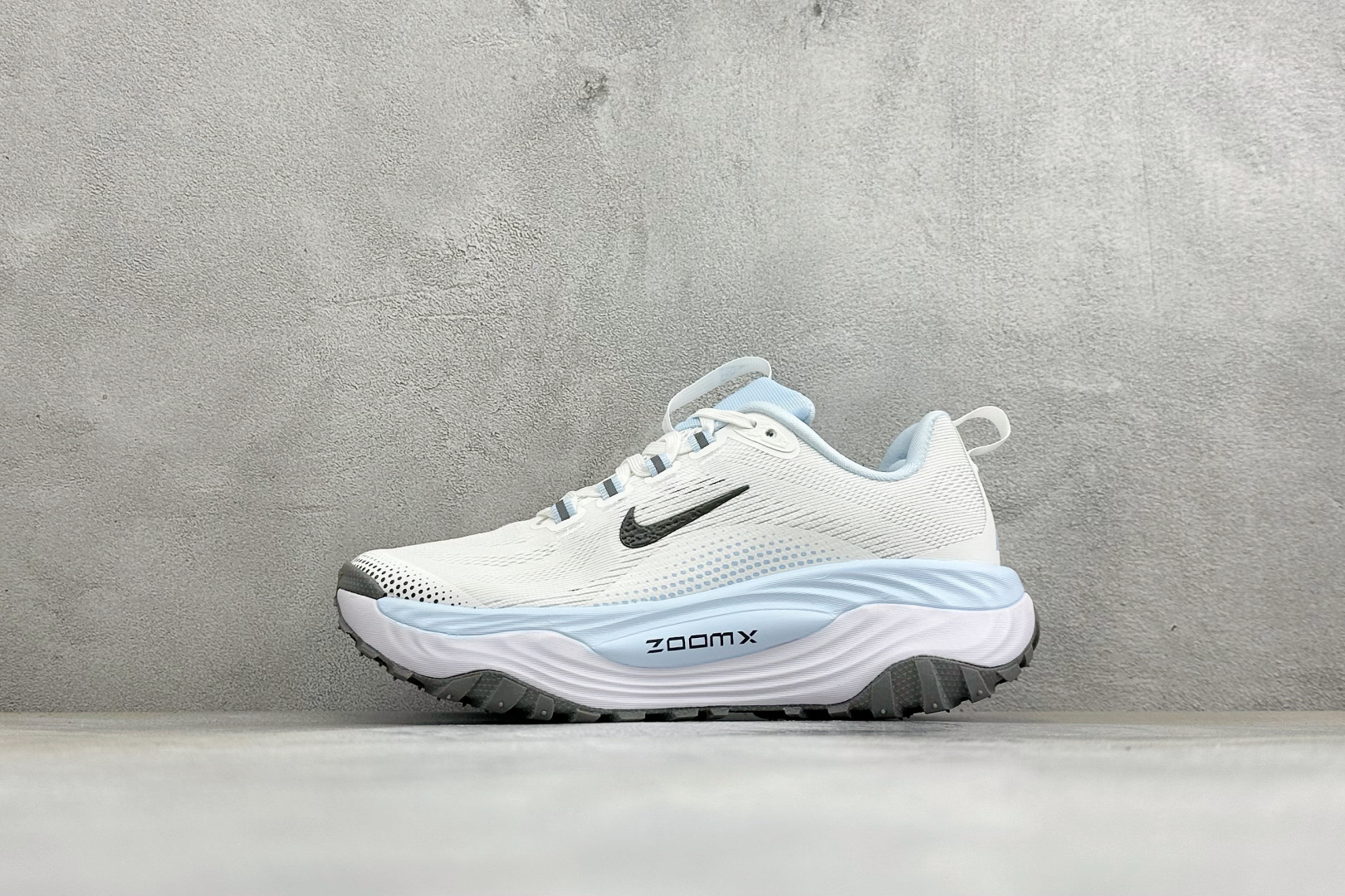 XM版NIKE ACG VOMERO TRAIL 防滑耐磨运动跑步鞋 兼顾迅疾外观和稳固脚感 后跟覆面和中足动态支撑巧妙
