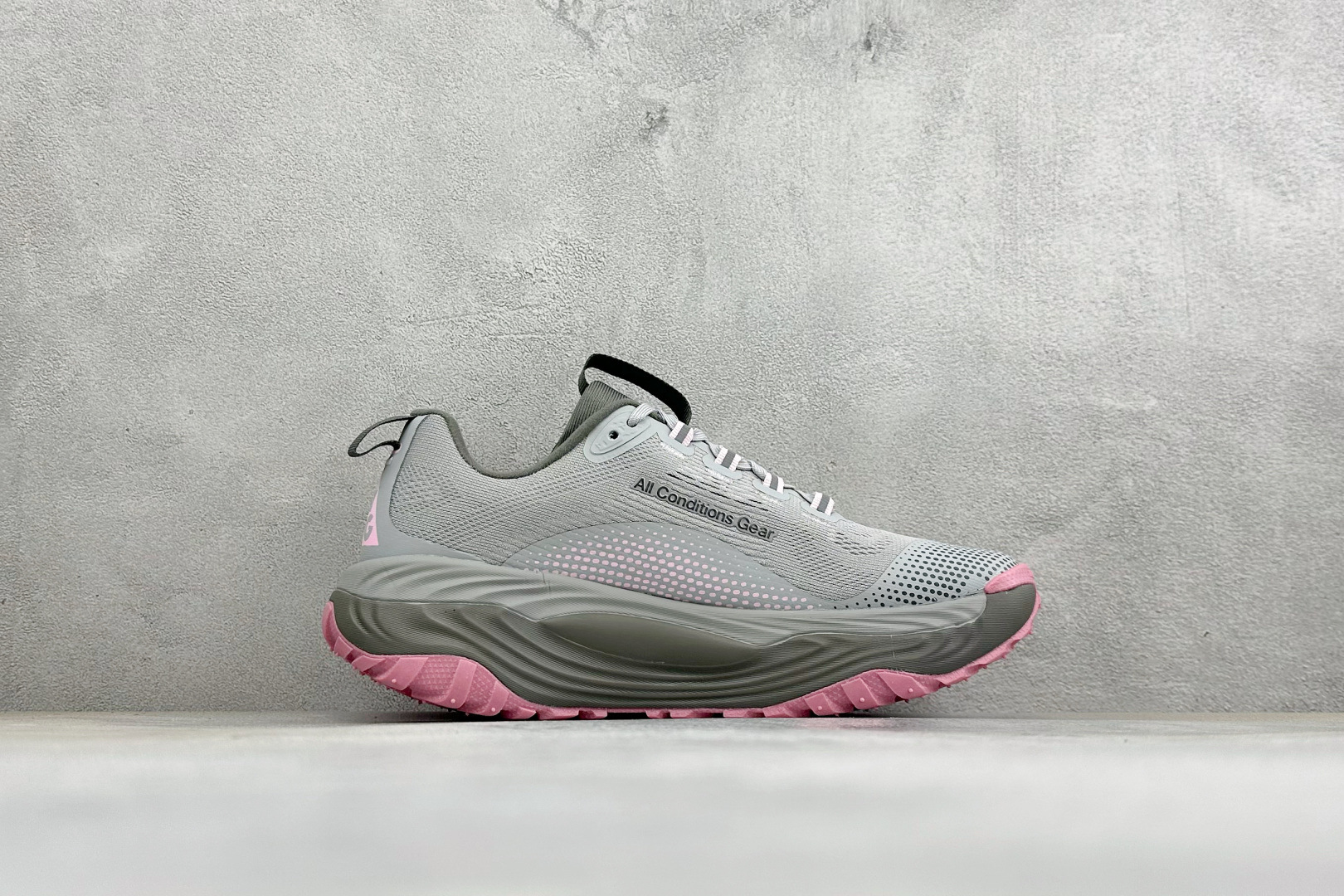 XM版NIKE ACG VOMERO TRAIL 防滑耐磨运动跑步鞋 兼顾迅疾外观和稳固脚感 后跟覆面和中足动态支撑巧妙
