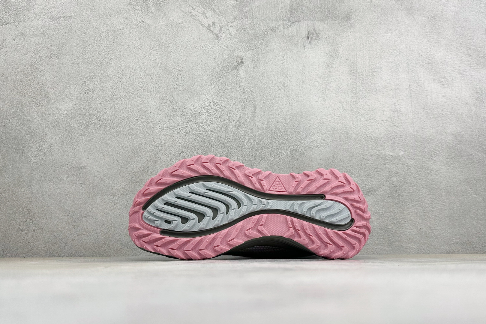 XM版NIKE ACG VOMERO TRAIL 防滑耐磨运动跑步鞋 兼顾迅疾外观和稳固脚感 后跟覆面和中足动态支撑巧妙