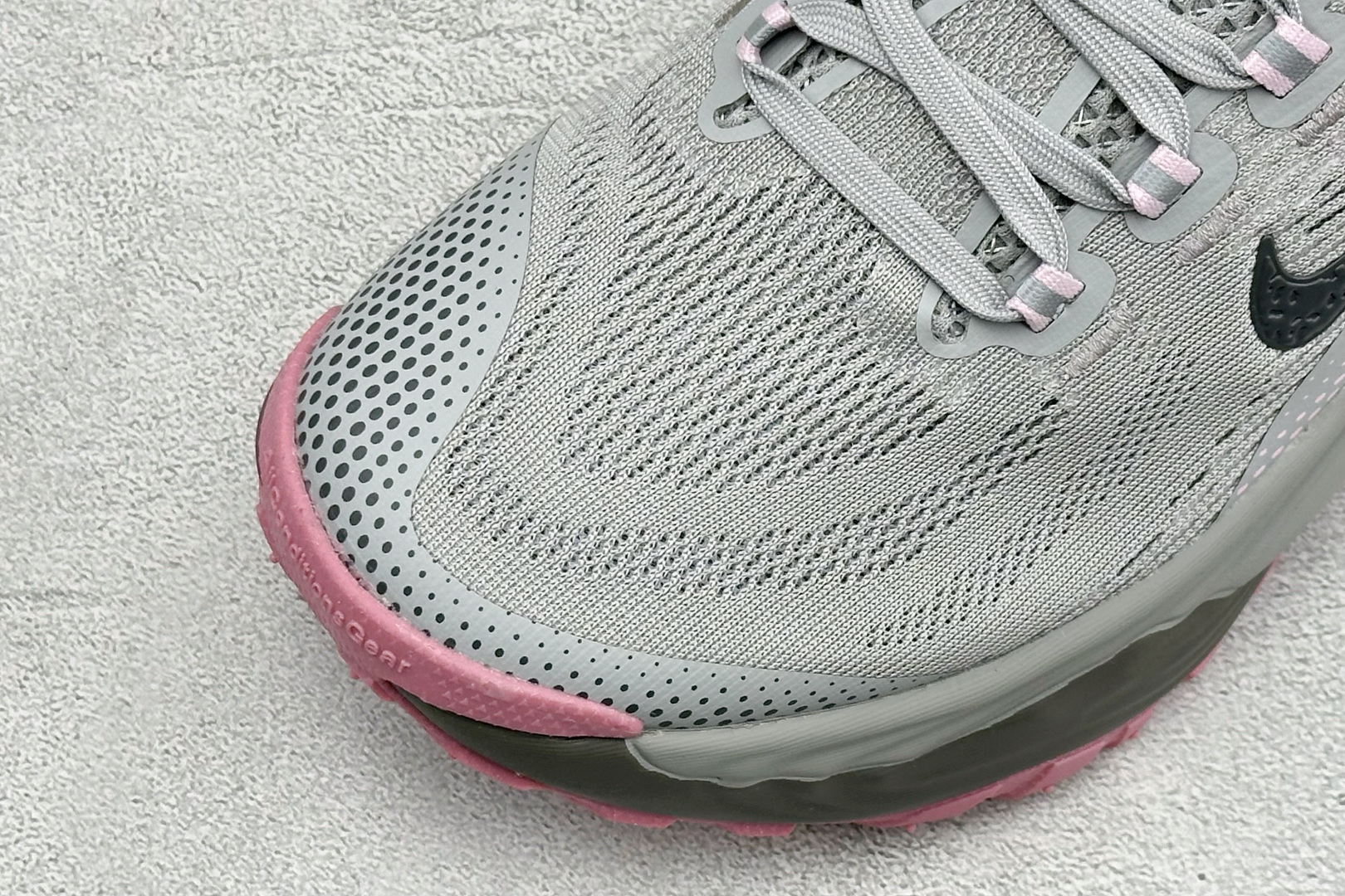 XM版NIKE ACG VOMERO TRAIL 防滑耐磨运动跑步鞋 兼顾迅疾外观和稳固脚感 后跟覆面和中足动态支撑巧妙