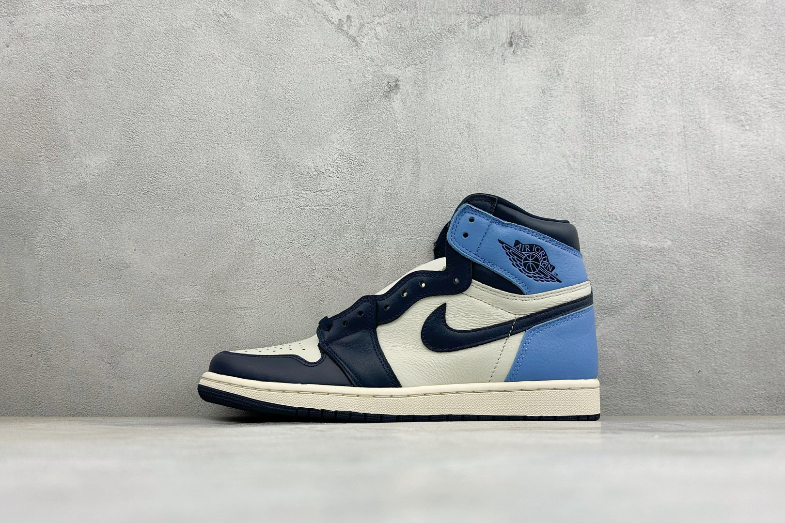 福利特价 Air Jordan 1 Mid AJ1 高帮 篮球鞋用料扎实 精雕细琢，鞋型极致， 细节如图，飞翼3D打印改