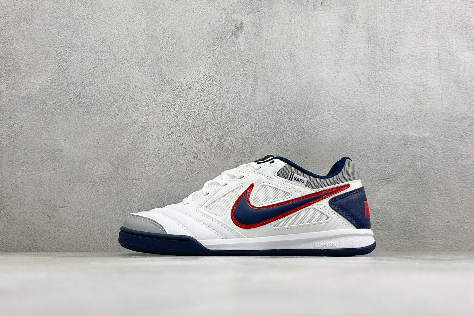 NIKE GATO 低帮生活休闲鞋 透气网布眼融入皮革，织和物合成材质覆面，营造21世初纪的畅跑美学概念。泡棉中底盈轻缓