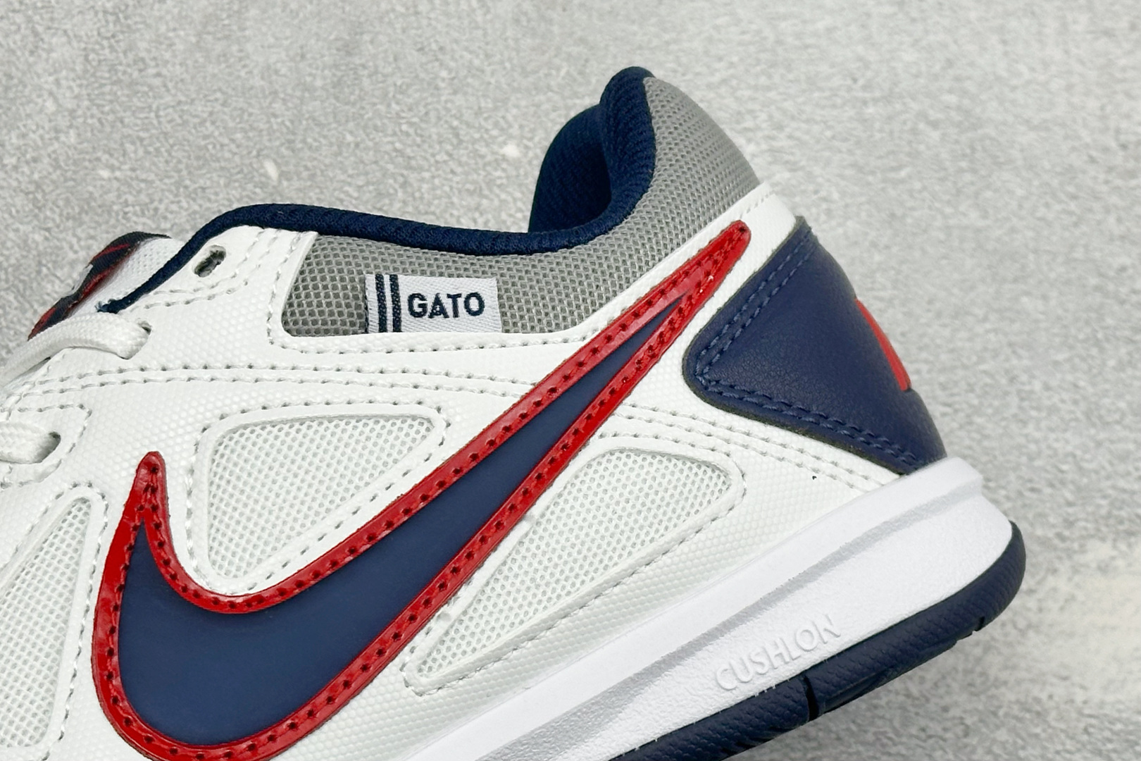NIKE GATO 低帮生活休闲鞋 透气网布眼融入皮革，织和物合成材质覆面，营造21世初纪的畅跑美学概念。泡棉中底盈轻缓