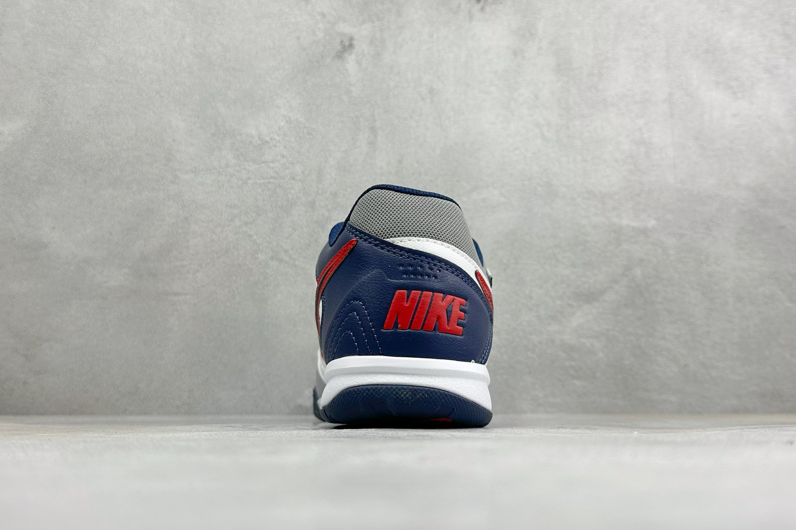 NIKE GATO 低帮生活休闲鞋 透气网布眼融入皮革，织和物合成材质覆面，营造21世初纪的畅跑美学概念。泡棉中底盈轻缓