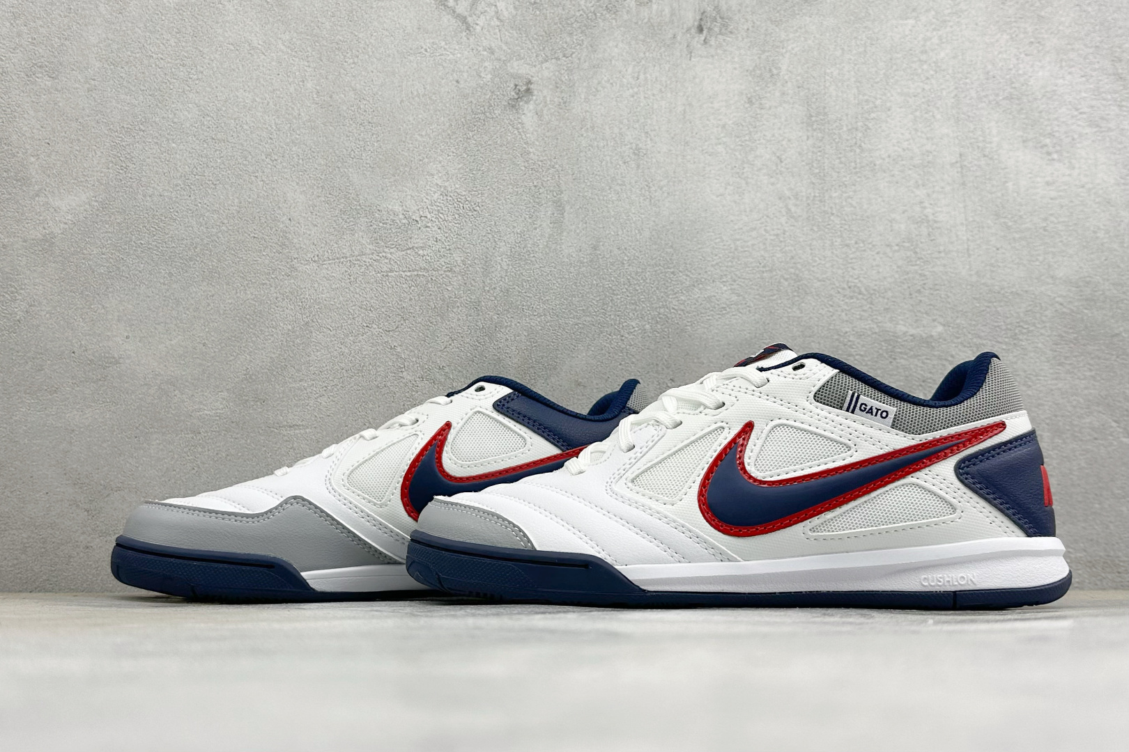 NIKE GATO 低帮生活休闲鞋 透气网布眼融入皮革，织和物合成材质覆面，营造21世初纪的畅跑美学概念。泡棉中底盈轻缓