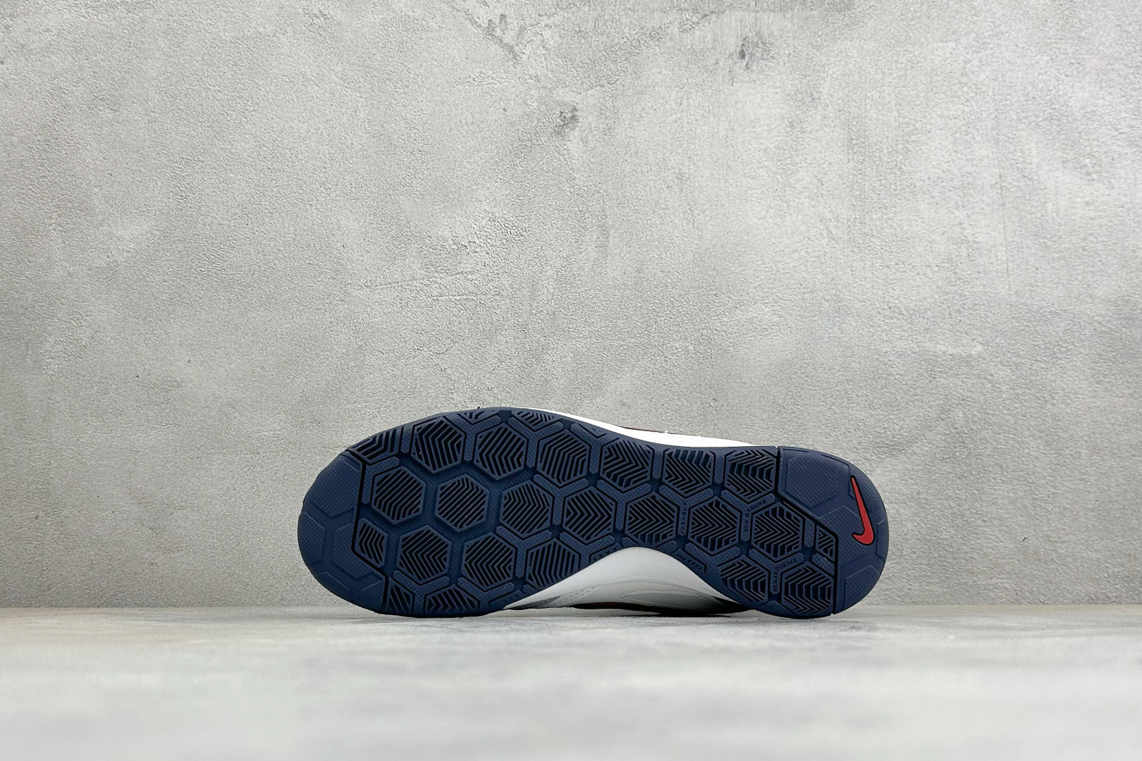 NIKE GATO 低帮生活休闲鞋 透气网布眼融入皮革，织和物合成材质覆面，营造21世初纪的畅跑美学概念。泡棉中底盈轻缓