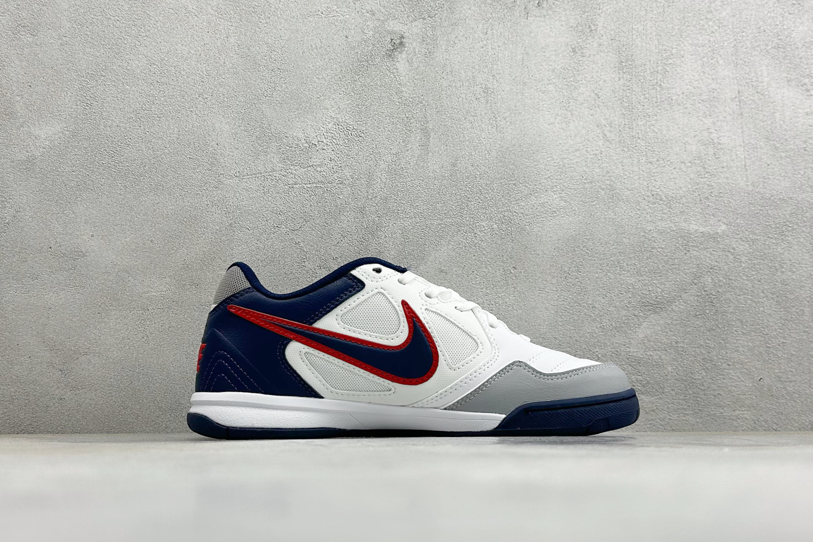 NIKE GATO 低帮生活休闲鞋 透气网布眼融入皮革，织和物合成材质覆面，营造21世初纪的畅跑美学概念。泡棉中底盈轻缓