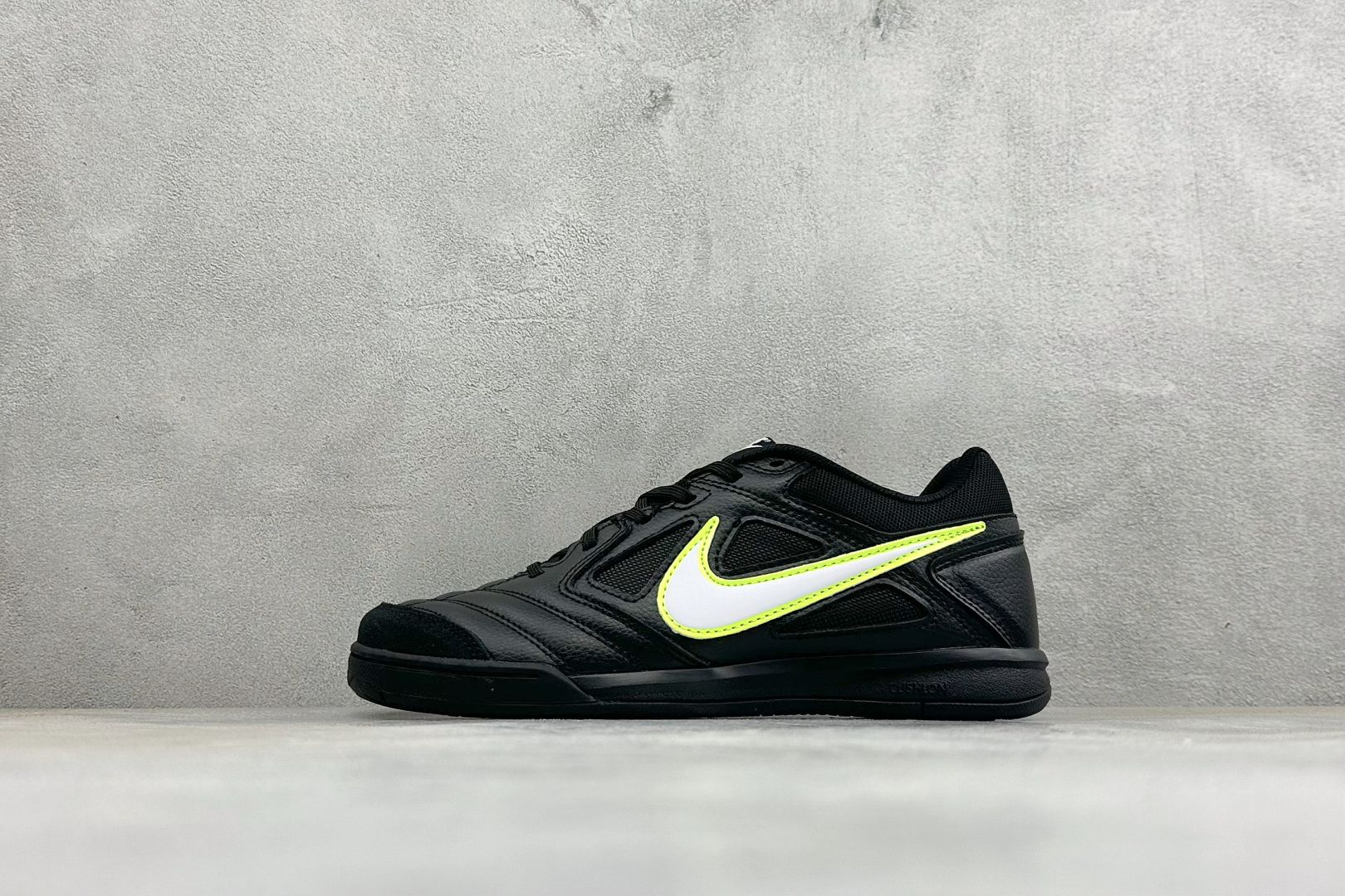 NIKE GATO 低帮生活休闲鞋 透气网布眼融入皮革，织和物合成材质覆面，营造21世初纪的畅跑美学概念。泡棉中底盈轻缓