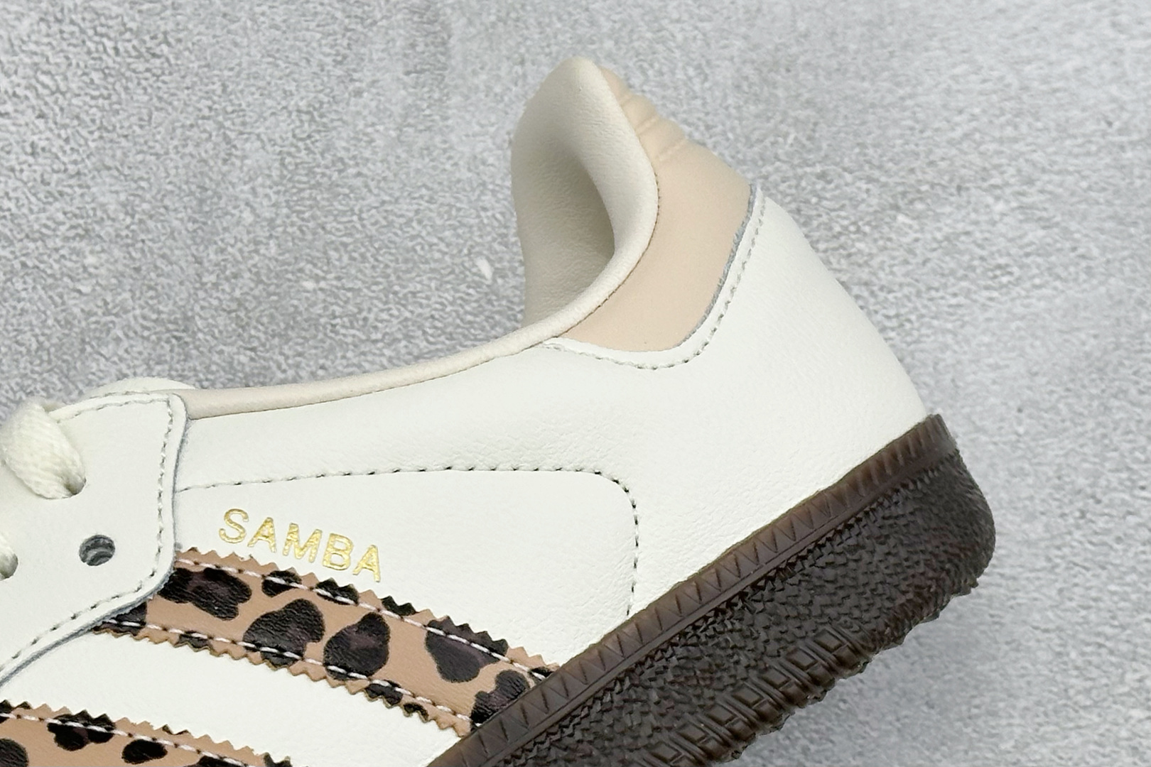 RS版Adidas Originals Samba 桑巴舞系列阿迪达斯 三叶草 绅士德训足球风百搭低帮休闲运动板鞋 货号