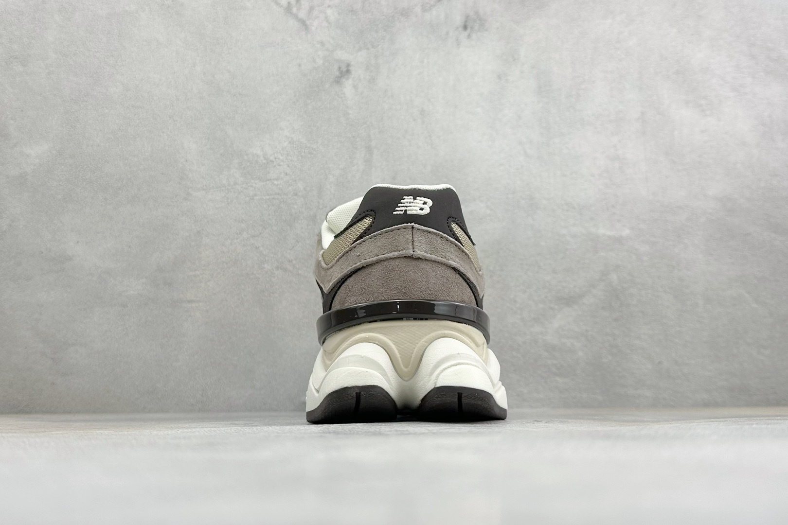 New Balance NB9060 联名款 复古休闲运动慢跑鞋 #鞋款灵感源自设计师本人对夏日的怀日回忆。鞋面大身由空